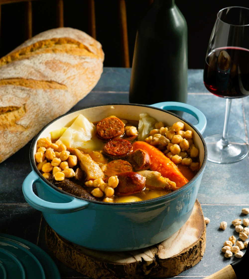 La cuina de forquilla a Catalunya i a Andorra representa un estil gastronòmic que aposta per plats contundents, tradicionals i elaborats amb productes de proximitat, pensats per ser degustats amb ganivet i forquilla. És una cuina que defensa la sobrietat dels ingredients, però que ressalta el gust autèntic, reflectint l’essència del territori i la cultura rural. Aquesta manera de cuinar es basa a preparar plats que combinen carns, llegums, verdures i cereals, sovint cuinats lentament perquè els sabors s’integrin de manera harmònica i es concentri la seva riquesa. Exemples típics són el trinxat de muntanya, la botifarra amb mongetes, l'escudella barrejada o els estofats de vedella i xai. A Catalunya, especialment a les comarques interiors i més rurals, la cuina de forquilla és un patrimoni culinari que s’ha mantingut viu mitjançant receptes transmeses de generació en generació. Aquesta cuina remet als àpats familiars on la taula es converteix en un punt de reunió, conversa i tradició. A Andorra, la proximitat geogràfica i cultural amb Catalunya ha fet que aquesta tradició gastronòmica tingui una presència molt marcada. Molts restaurants locals treballen perquè la cuina de forquilla mantingui la seva identitat, amb plats que combinen productes de muntanya com el trinxat, la cap i pota o les mandonguilles en salsa. Un dels aspectes més importants de la cuina de forquilla és el respecte pel producte i la temporada, donant protagonisme als ingredients frescos i de qualitat. Això es tradueix en una experiència gastronòmica autèntica, que va més enllà del sabor per transmetre cultura i història locals. A més, aquest estil culinari combina la senzillesa amb la sofisticació, ja que molts xefs contemporanis han adaptat aquestes receptes tradicionals ressuscitant-les amb tècniques actuals i presentacions més creatives, sense perdre l’essència de la cuina tradicional. Així doncs, la cuina de forquilla a Catalunya i Andorra és molt més que un conjunt de plats; és una manera de viure i compartir, una invitació a gaudir de moments en bona companyia al voltant d’una taula plena de sabors que evoquen el territori i la memòria. Si visites el restaurant 180 by Cal Roka a Andorra, descobriràs aquesta cuina en tota la seva essència, amb una selecció d’esmorzars i menús de dia que inclouen les millors receptes de forquilla i cullera, pensats per satisfer paladars exigents i amants del producte genuí. En definitiva, la cuina de forquilla és un viatge a les arrels culinàries, que convida a tornar a gaudir dels sabors pausats i intensos, lligats a la terra i als valors familiars que defineixen l’essència d’aquestes dues regions. 50 plats típics d’esmorzar de forquilla, ideals per a gaudir d’un bon esmorzar contundent i saborós a Andorra: 1. Capipota 2. Callos 3. Truita de patates amb ceba 4. Mandonguilles amb sípia 5. Fricandó 6. Bacallà amb samfaina 7. Peus de porc a la brasa 8. Galtes estofades 9. Botifarra amb mongetes 10. Ous ferrats amb patates i pernil 11. Xistorra amb patates rosses 12. Cua de bou estofada 13. Costelles de xai 14. Escudella barrejada 15. Tripa amb cigrons 16. Lluç a la romana 17. Llonganissa a la brasa 18. Arròs de muntanya 19. Pollastre rostit 20. Morro de porc a la brasa 21. Cervellets arrebossats 22. Fetge a la planxa 23. Garró de porc al forn 24. Bacallà a la llauna 25. Vedella amb bolets 26. Croquetes casolanes 27. Canana farcida amb carn i bolets 28. Ous trencats amb pernil ibèric 29. Remenat de bolets amb gambes 30. Piquillos farcits de brandada de bacallà 31. Bacallà amb mongetes de Santa Pau 32. Salsitxa de pagès amb patata al caliu 33. Romesco amb embotits 34. Magre amb tomata 35. Menuts de pollastre guisats 36. Escabetx de verat 37. Conill amb allioli 38. Cansalada viada a la brasa 39. Pota i tripa de vedella 40. Ous al plat 41. Esqueixada de bacallà 42. Arròs negre amb allioli 43. Calamars a la planxa 44. Espinacs a la catalana 45. Sípia a la planxa amb all i julivert 46. Fetges d’ànec saltats 47. Cigrons amb espinacs i botifarra negra 48. Cresta de gall farcida 49. Pollastre amb samfaina 50. Musclos a la marinera 