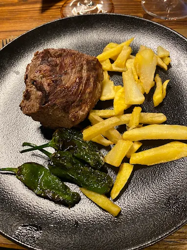 Entaular-se per esmorzar amb forquilla, ganivet i porró, i fins i tot fer postres. Aquesta és la tradició catalana que passa per un boom intergeneracional i que respon a la invasió del brunch anglosaxó arrossegat per turistes i expats. I no hi ha boom al segle XXI sense el suport de la tecnologia. L’aplicació EsmorzApp s’ha estrenat aquesta setmana, disponible a Android i Apple, des de dilluns, i ja acumula més de 20.000 descàrregues. “Sabíem que podia tenir èxit, perquè és gratuïta i no demana registre, però no ens imaginàvem això”, admet un membre del grup impulsor, Jordi Ors, en conversa amb Vadegust. 