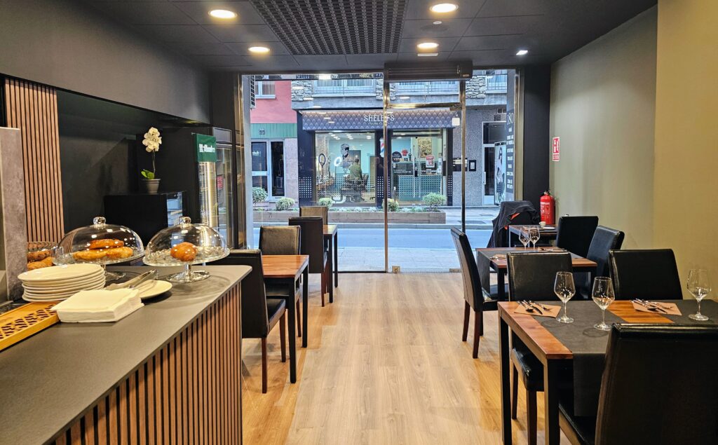 El trinxat de col i patates, conegut popularment com a Trinxat de la Cerdanya, però a Andorra també li diem Trinxat Andorrà, és probablement la recepta més coneguda d’aquesta comarca. És cada cop més un plat molt demanat -i gaudit- durant els mesos d’hivern. Si seguim la recepta tradicional, entre els ingredients no hi figura la botifarra negra. Posats a ser rigorosos, la cansalada tampoc. Això no obstant, nosaltres sí que els incloem perquè donen al trinxat un extra de sabor i textura impressionants.