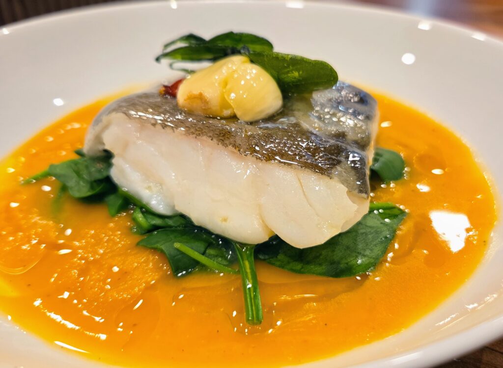 Ara als nostres suggeriments al menú del dia hi trobareu aquest bacallà cuit a baixa temperatura amb crema de carabassa sobre un llit d'espinacs.