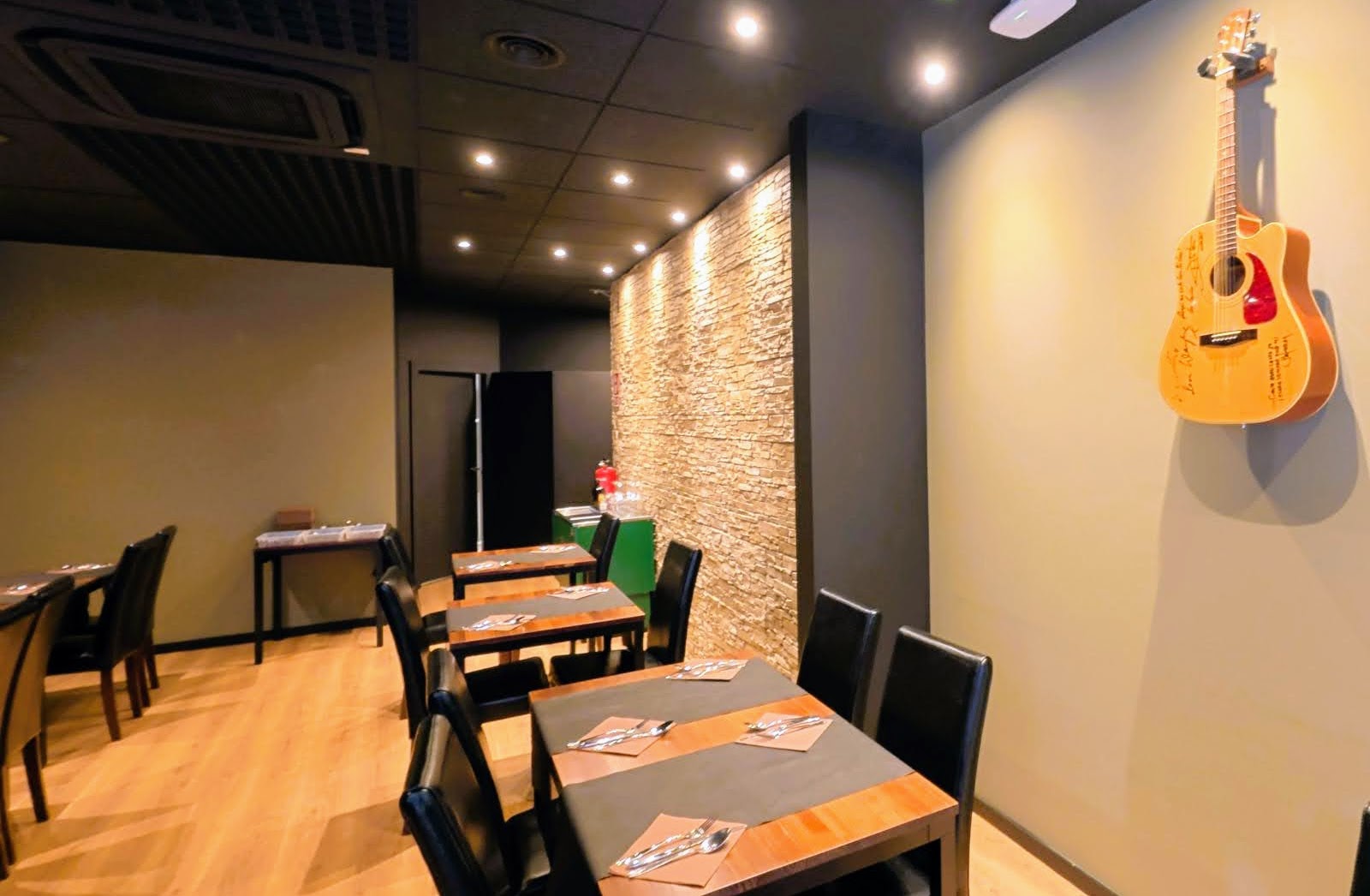 El Restaurant 180 és un local de cuina tradicional catalana situat a l’Avinguda Riberaygua, 24, al cor d’Andorra la Vella. És el punt de trobada ideal per als qui volen gaudir d’esmorzars de forquilla i de cullera abundants, casolans i plens de sabor, així com d’un menú de migdia que recupera la cuina d’origen amb producte fresc i receptes de tota la vida.​ A 180 s’hi poden trobar plats tan típics com capipota, tripes amb cigrons, trinxat de muntanya, mandonguilles amb sípia, cua de bou estofada, peus de porc guisats, escudella barrejada, fideuada amb allioli, cargols a la llauna, bacallà amb samfaina, galtes guisades o carns a la brasa, entre moltes altres propostes de cullera i forquilla. Cada plat es cuina amb cura, respectant la tradició i fent valdre els sabors de la cuina de muntanya, fet que el converteix en un referent per a ciclistes, treballadors, famílies i amants de la bona taula.​ L’ambient del Restaurant 180 és proper i acollidor, amb servei ràpid i amable, pensat perquè el client se senti com a casa des del primer cafè del matí fins al darrer plat del migdia. És un lloc perfecte per començar el dia “esmorzant com un rei”, fer una aturada amb un bon plat de tota la vida o compartir taula amb amics gaudint d’una cuina honesta, generosa i arrelada al territori. 