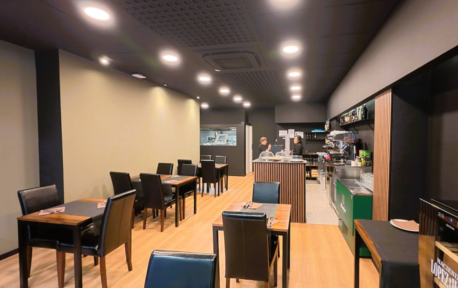 El Restaurant 180 és un local de cuina tradicional catalana situat a l’Avinguda Riberaygua, 24, al cor d’Andorra la Vella. És el punt de trobada ideal per als qui volen gaudir d’esmorzars de forquilla i de cullera abundants, casolans i plens de sabor, així com d’un menú de migdia que recupera la cuina d’origen amb producte fresc i receptes de tota la vida.​ A 180 s’hi poden trobar plats tan típics com capipota, tripes amb cigrons, trinxat de muntanya, mandonguilles amb sípia, cua de bou estofada, peus de porc guisats, escudella barrejada, fideuada amb allioli, cargols a la llauna, bacallà amb samfaina, galtes guisades o carns a la brasa, entre moltes altres propostes de cullera i forquilla. Cada plat es cuina amb cura, respectant la tradició i fent valdre els sabors de la cuina de muntanya, fet que el converteix en un referent per a ciclistes, treballadors, famílies i amants de la bona taula.​ L’ambient del Restaurant 180 és proper i acollidor, amb servei ràpid i amable, pensat perquè el client se senti com a casa des del primer cafè del matí fins al darrer plat del migdia. És un lloc perfecte per començar el dia “esmorzant com un rei”, fer una aturada amb un bon plat de tota la vida o compartir taula amb amics gaudint d’una cuina honesta, generosa i arrelada al territori. 