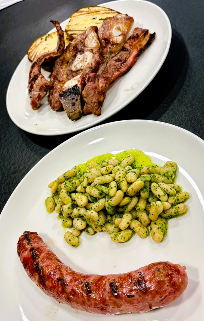 🍴✨ Benvinguts al nou Restaurant 180! ✨🍴 📍 Avinguda Riberaygua, 24 – Andorra la Vella. Restaurant tradicional i orgullosos de ser-ho. La mà del nostre cap de cuina està sempre present, amb idees clares de com s’ha de treballar en un bon restaurant avui en dia. 🥘 Plats que enamoren: Les carns a la brasa al JOSPER amb autèntic carbó vegetal. Els peus de porc guisats a la catalana, tendres i plens de sabor. Les tripes a la madrilenya, amb tota la força de la recepta clàssica. I molts altres plats de cuina casolana que anirem incorporant per sorprendre’t cada dia. ☀️ Obrim de 7 del matí a 5 de la tarda: Esmorzars de forquilla per començar el dia amb energia. Bons entrepans, fets amb productes de qualitat. Entrepans que no es troben a Andorra la Vella. Vine a esmorzar i segur que tornaràs! Menú del dia amb cuina autèntica, feta amb passió i respecte per la tradició. 🔥 Restaurant 180 – el nou punt de trobada per als amants de la cuina de sempre. #RESTAURANT180 #andorralavella #cuinatradicional #platsdeforquilla ##peusdeporc 🍴✨ Benvinguts al nou Restaurant 180! ✨🍴 📍 Avinguda Riberaygua, 24 – Andorra la Vella. Restaurant tradicional i orgullosos de ser-ho. La mà del nostre cap de cuina està sempre present, amb idees clares de com s’ha de treballar en un bon restaurant avui en dia.
🥘 Plats que enamoren:
Les carns a la brasa al JOSPER amb autèntic carbó vegetal.
Els peus de porc guisats a la catalana, tendres i plens de sabor.
Les tripes a la madrilenya, amb tota la força de la recepta clàssica.
I molts altres plats de cuina casolana que anirem incorporant per sorprendre’t cada dia.
☀️ Obrim de 7 del matí a 5 de la tarda:
Esmorzars de forquilla per començar el dia amb energia.
Bons entrepans, fets amb productes de qualitat. Entrepans que no es troben a Andorra la Vella. Vine a esmorzar i segur que tornaràs!
Menú del dia amb cuina autèntica, feta amb passió i respecte per la tradició.
🔥 Restaurant 180 – el nou punt de trobada per als amants de la cuina de sempre.
#RESTAURANT180 #andorralavella #cuinatradicional #platsdeforquilla ##peusdeporc