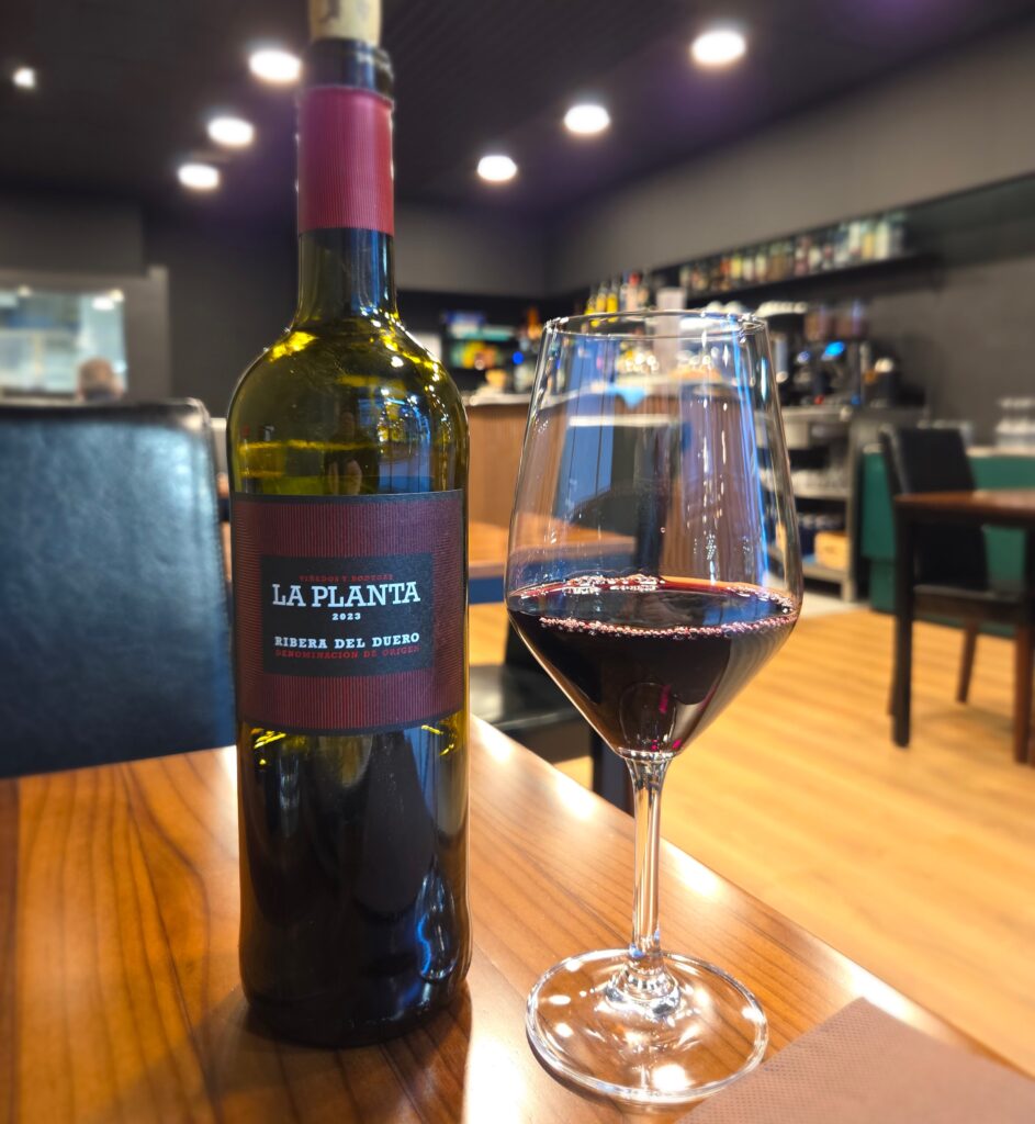 Desayunar y comer en el Restaurante 180 en el centro de Andorra la Vella tiene ventajas que lo convierten en tu mejor opción diaria.​ Ubicación perfecta Avinguda Riberaygua, 24: en pleno corazón comercial de Andorra la Vella, ideal para empezar el día o hacer una pausa rápida sin perder tiempo. Ambiente acogedor de bar de toda la vida, pero con cocina moderna y brasa propia.​ Desayunos de tenedor abundantes Esmorzars de forquilla y cuchara desde primera hora: botifarra, lomo, cap i pota, callos, trinxat… cocinados al momento en brasa de carbón vegetal al horno Josper. Un solo bocadillo te llena como un almuerzo completo: lomo a la brasa, botifarra con pan de payés tostado, cebolla caramelizada, queso… por un precio imbatible. Perfectos para turistas, trabajadores de proximidad o familias que buscan calidad y cantidad.​ Menú del día imbatible Solo 18,50 € por un menú completo de cocina casera catalana: primeros y segundos de cuchara (guisados, estofados, arroces), carnes a la brasa, postre y bebida. Platos del día como cigrons estofats, cap i pota, trinxat de montaña, mandonguilles... siempre con producto fresco y generosas raciones.​ Servicio rápido y cercano Cocina abierta a la vista, servicio amable y eficiente, pensado para que no pierdas tiempo, pero disfrutes cada plato. Opciones para llevar: desayunos o menús completos para llevar al trabajo o a casa.​ Relación calidad-precio única Por menos de lo que cuesta un menú en cualquier otro sitio del centro, tienes comida casera de verdad, hecha al momento con ingredientes de proximidad. El sitio perfecto para desayunar como rey o comer sin complicaciones en Andorra la Vella. 