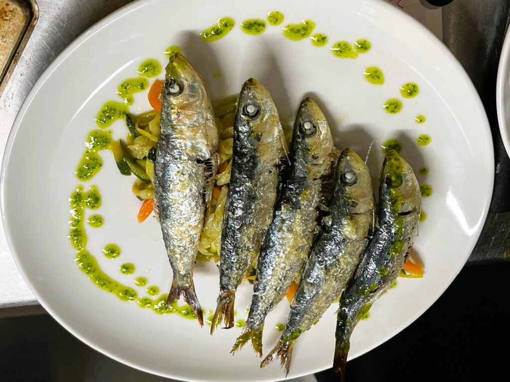 Desayunar y comer en el Restaurante 180 en el centro de Andorra la Vella tiene ventajas que lo convierten en tu mejor opción diaria.​ Ubicación perfecta Avinguda Riberaygua, 24: en pleno corazón comercial de Andorra la Vella, ideal para empezar el día o hacer una pausa rápida sin perder tiempo. Ambiente acogedor de bar de toda la vida, pero con cocina moderna y brasa propia.​ Desayunos de tenedor abundantes Esmorzars de forquilla y cuchara desde primera hora: botifarra, lomo, cap i pota, callos, trinxat… cocinados al momento en brasa de carbón vegetal al horno Josper. Un solo bocadillo te llena como un almuerzo completo: lomo a la brasa, botifarra con pan de payés tostado, cebolla caramelizada, queso… por un precio imbatible. Perfectos para turistas, trabajadores de proximidad o familias que buscan calidad y cantidad.​ Menú del día imbatible Solo 18,50 € por un menú completo de cocina casera catalana: primeros y segundos de cuchara (guisados, estofados, arroces), carnes a la brasa, postre y bebida. Platos del día como cigrons estofats, cap i pota, trinxat de montaña, mandonguilles... siempre con producto fresco y generosas raciones.​ Servicio rápido y cercano Cocina abierta a la vista, servicio amable y eficiente, pensado para que no pierdas tiempo, pero disfrutes cada plato. Opciones para llevar: desayunos o menús completos para llevar al trabajo o a casa.​ Relación calidad-precio única Por menos de lo que cuesta un menú en cualquier otro sitio del centro, tienes comida casera de verdad, hecha al momento con ingredientes de proximidad. El sitio perfecto para desayunar como rey o comer sin complicaciones en Andorra la Vella. 