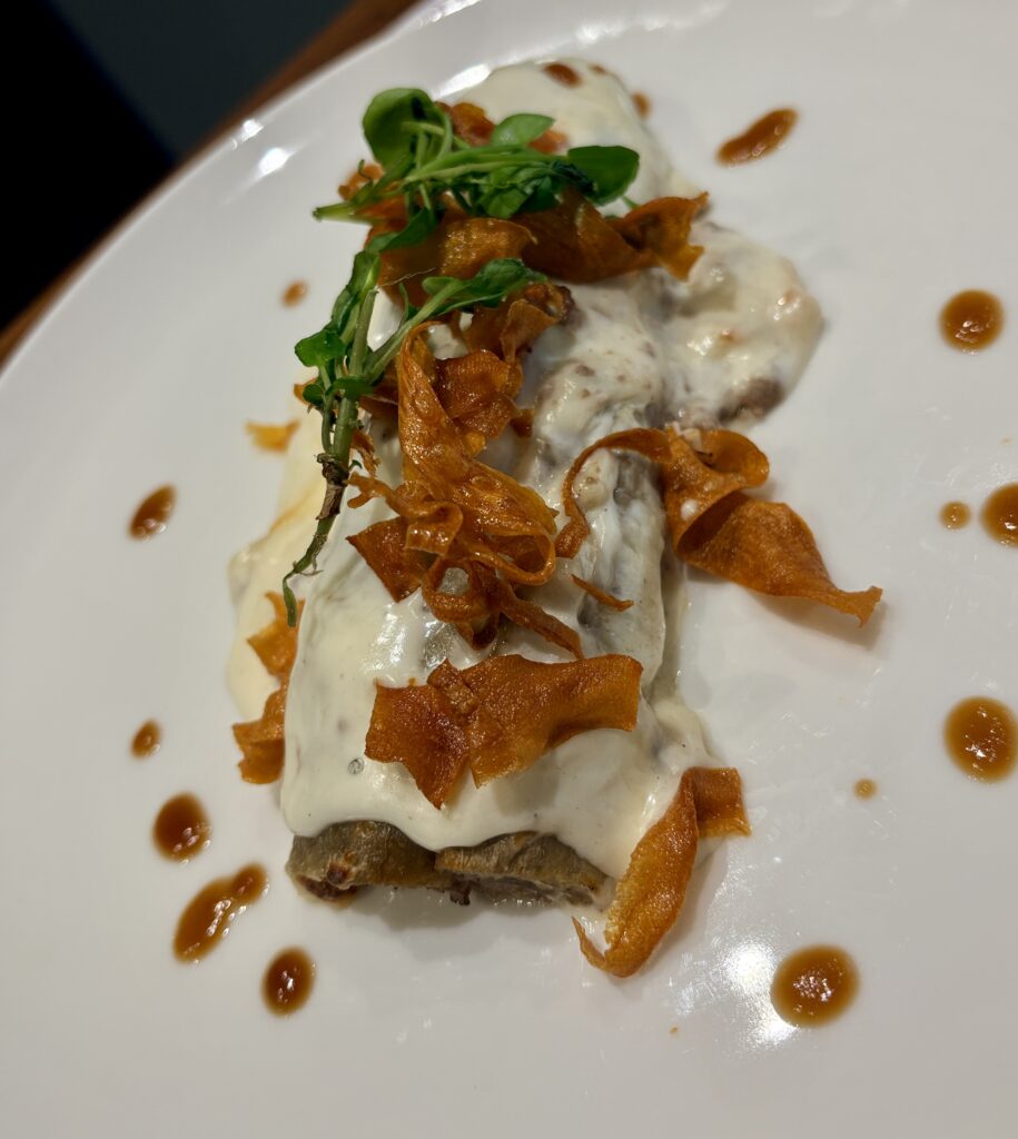 Al Restaurant 180 t’esperem amb un menú del dia complet més econòmic per només 18,50 € i sí, amb cafè inclòs. Possiblement el millor menú del dia d'Andorra la Vella. Entre els nostres plats estrella hi trobaràs l’escalivada feta a la brasa amb tonyina, un clàssic que enamora per la seva senzillesa i sabor, i la nostra albergínia xinesa farcida, tendra, aromàtica i plena de personalitat. Som al centre d’Andorra, al 📍 Carrer Bonaventura Riberaygua, 24 – AD500 Andorra la Vella I recorda que també fem esmorzars de forquilla i entrepans fantàstics per començar el dia amb energia i bon gust. Vine a descobrir-nos! #Restaurant180 #menudeldia #Escalivada #Alberginia #EsmorzarsdeForquilla https://180bycalroka.com/  https://www.instagram.com/180rest/ 