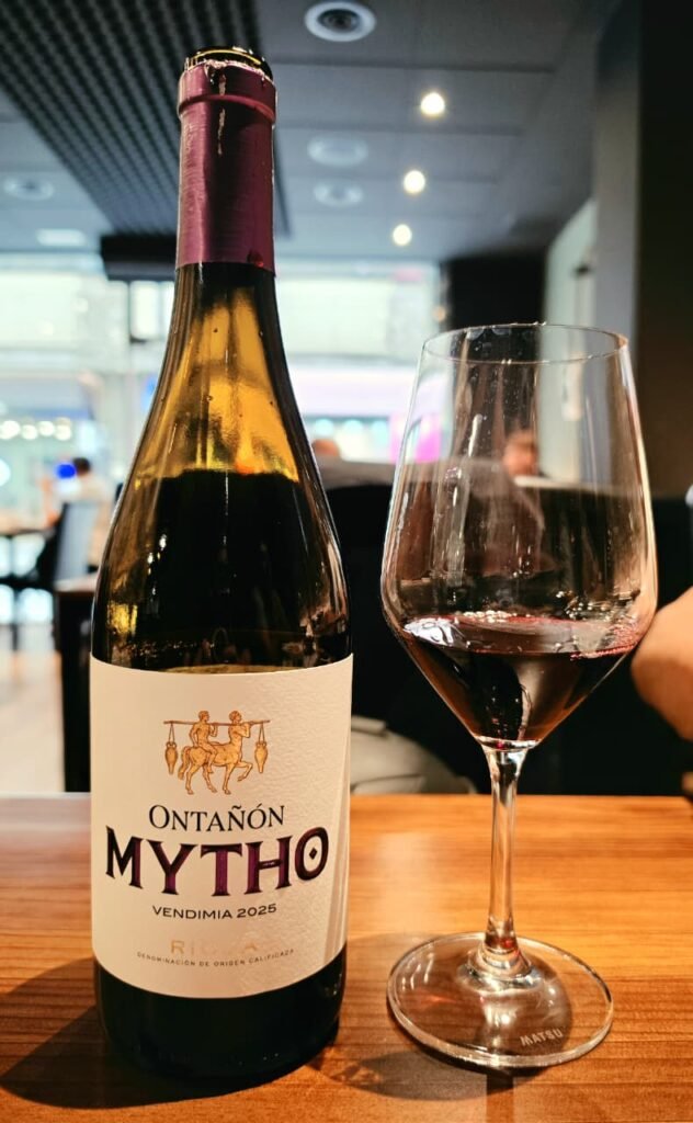 🍷 MYTHO 2025 · UNA JOIA QUE VAM GAUDIR AL RESTAURANT 180 (ANDORRA LA VELLA) Hi ha vins que no només s’obren… s’expliquen. I el Mytho 2025 de Bodegas Ontañón és un d’aquells vins que et fan aturar, observar i gaudir amb calma. Un vi que vam tenir el plaer de degustar al Restaurant 180 d’Andorra la Vella, i que mereix un homenatge com cal. 🌿 Anyada 2025: un any de contrastos i excel·lència La verema del 5 al 24 de setembre del 2025 va ser recordada per les seves dificultats: meteorologia adversa, producció mínima… però un raïm extraordinari, amb una acidesa impecable i un potencial d’envelliment que promet emocions durant molts anys. D’aquells ceps més vells i d’altitud elevada neix l’etiqueta Mytho (també coneguda com a Ontañón Gran Reserva Mitológico), elaborada només amb la selecció més estricta. 🍷 Perfil del vi: elegància i profunditat Color   Vermell robí intens, brillant i profund. Una copa que ja enamora abans de tastar-la. Aroma   Fruita madura, fusta fina, cacau, espècies i un toc balsàmic que li dona personalitat i complexitat. Boca   Equilibrat, rodó i llarg. Tanins polits, elegància absoluta i una vida al celler que es preveu llarga i plena. Un vi que combina tradició, precisió i una expressió del terrer que emociona. 🏛️ L’univers Ontañón: art, mite i vi L’interior de Bodegas Ontañón a Logronyo és una experiència en si mateixa: Vidrieres monumentals, escultures i pintures inspirades en la mitologia grega, un homenatge directe al déu del vi i a la cultura que l’envolta. Un espai on l’art i el vi conviuen i s’expliquen mútuament. ✨ Un vi per recordar El Mytho 2025 és un d’aquells vins que deixen empremta: profund, elegant i amb una història al darrere que es nota en cada glop. Si vols, puc preparar-te un carrusel per Instagram, una versió més comercial o un post per al Restaurant 180 destacant-lo com a recomanació especial. 