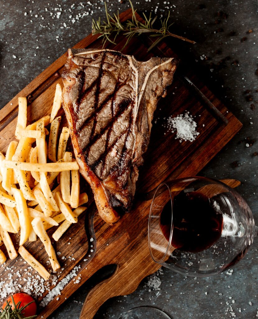 🍽️✨ RESTAURANT 180 · ANDORRA LA VELLA · VOTRE RENDEZ‑VOUS GOURMAND DU CENTRE‑VILLE
Situé au Bonaventura Riberaygua, 24, en plein centre-ville d’Andorra la Vella, à seulement 3 minutes de l’Avinguda Meritxell, le Restaurant 180 vous accueille chaque jour avec une cuisine maison, généreuse et fidèle aux saveurs locales.
🕒 Horaires
Du lundi au vendredi : ouvert de 7 h à 22 h 30
Du lundi au samedi : service du dîner de 19 h à 22 h 30
🔥 Nos spécialités qui font la réputation du 180
Notre cuisine met en avant le produit local, la tradition et le savoir‑faire :
Viandes à la braise, dont notre célèbre entrecôte de bœuf, tendre, juteuse et cuite au feu de braise
Arrossos maison, préparés avec des bouillons faits maison
Poisson frais au four, délicat et parfumé
Canelons maison, une recette traditionnelle incontournable
Cuisine de montagne, authentique et réconfortante
Le 180 Restaurant est l’endroit idéal pour bien manger, rapidement, et à un excellent rapport qualité‑prix, au cœur de la capitale.