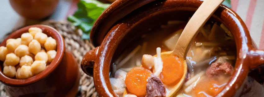 Relació d'alguns plats autèntics i més representatius de la cuina andorrana, basats en les fonts oficials d’Andorra Turisme i el llibre de cuina tradicional andorrana: Trinxat de muntanya Plats elaborats amb col i patata bullida i passada per la paella, barrejats amb cansalada o cansalada Viada, preparat com una mena de plat trinxat calent o suflé que és emblemàtic i reconfortant. Escudella barrejada Andorrana És un guisat que combina carn de porc, verdures, llegums i embotits, servit com caldo i després amb la carn i les verdures per separat. És el plat més tradicional i autèntic de la cuina andorrana. Cap i pota Guisat on es cuinen el morro i peu de porc, amb verdures i espècies, molt apreciat per la seva intensitat i textura. Fesols amb botifarra negra Una mena de cassola amb fesols blancs i botifarra negra típica de la vall, molt popular en els dies freds. Mandonguilles amb sípia Mandonguilles de carn acompanyades de sípia, un plat que reflecteix la influència mediterrània i la utilització de productes frescos. Cua de bou estofada Estofat llargament cuit de cua de bou, que ofereix carn melosa i sabor intensa, una delicadesa per als que busquen plats més contundents. Peus de porc guisats Un plat tradicional que es prepara amb peus de porc cuits a foc lent, generalment amb salses aromàtiques i guarnicions de temporada. Arròs caldós amb conill Arròs cuit en caldo amb conill, un plat que representa la fusió de sabors de la muntanya i la cuina casolana. Xai a la brasa amb all i julivert El xai és una carn molt consumida a Andorra, i aquest plat custodiat amb all i julivert a la brasa destaca per la seva senzillesa i sabor intens. Cassola de tros Guisat que combina verdures, carns i embotits segons temporada, una recepta tradicional que reflecteix la cuina de muntanya. Bacallà amb samfaina Plat que mostra la influència mediterrània, el bacallà es cuina amb samfaina, salsa de verdures típica. Ous ferrats amb patates i pernil ibèric Plats senzills però de gran sabor, molt habituals en esmorzars o com a entrant. Cargols a la llauna Un plat emblemàtic dels Pirineus, on els cargols es guisen amb herbes i all, sapors aromàtics que defineixen la cuina tradicional. Tripeta amb tomàquet i ceba Els plats amb tripes són típics a Andorra, aptes per als amants dels menjars intensos i tradicionals. Botifarra esparracada amb bolets Un plat senzill, on la botifarra s’ofega amb bolets de la zona, ideal per a la tardor. Pollastre rostit amb prunes i pinyons Representa la cuina casolana que barreja fruits de la terra i carns rostides. Costelles de porc a la brasa Serveix les costelles fent servir la brasa tradicional, per intensificar el sabor de la carn. Ous al plat amb tomàquet i xistorra Un altre plat clàssic i saborós, que uneix ous i embotits en una recepta popular. Fideuà amb allioli Gust mediterrani, amb fideus cuits en caldo i un allioli casolà que acompanya. Mongetes del ganxet amb salsitxes Plat de llegums amb una varietat local de mongetes, complementat amb salsitxes. Aquests plats són exemples veritables de la cuina genuïna d’Andorra, que combina la tradició catalana i l’impacte de la muntanya pirinenca.