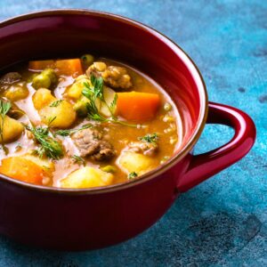 Què és un esmorzar de forquilla? A vegades, la discussió és sobre què és un esmorzar de forquilla. “Un entrepà no és un esmorzar de forquilla”, per molt bo que sigui i encara que estigui fet amb cura i producte de primera qualitat. Sembla una obvietat, però, en alguns casos, davant de determinats locals amb entrepans molt elaborats, podria sorgir el dubte. I Ors és taxatiu. “Josep Pla hi inclou les truites, i fins aquí puc arribar, però no més enllà”, remarca. La concepció també té variants segons la zona, però majoritàriament “hi ha d’haver cassola”. Les mandonguilles, el fricandó, la galta, la tripa, el capipota, la cua de bo, la sípia guisada i fins i tot peixos fregits són admesos en aquest reialme de la tradició que sembla que tindrà una vida llarga, i que sempre es pot acabar amb un bon mató o unes postres de músic.