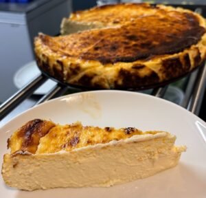 El Forn Josper: l’essència de la nostra cuina al Restaurant 180 Introducció Al Restaurant 180, situat al cor d’Andorra la Vella, hi ha un element que defineix la nostra manera d’entendre la cuina: el Forn Josper. Un equipament que combina brasa i forn en un sol sistema i que ens permet oferir plats amb un sabor autèntic i inconfusible. Per a nosaltres, el Josper no és només una eina: és una filosofia de cuina basada en el respecte pel producte i en la recerca constant de l’excel·lència. Què fa tan especial el Forn Josper? El Josper és un forn de brasa d’alt rendiment, utilitzat en alguns dels millors restaurants del món. La seva combinació d'autèntic carbó vegetal d’alta qualitat, control de temperatura i tancament hermètic permet: Conservar la suculència de les carns Aconseguir una textura perfecta Potenciar els sabors naturals Aportar un toc fumat elegant i equilibrat Cuinar amb precisió i rapidesa És una manera de cuinar que transforma el producte sense disfressar-lo. De la brasa al plat: una experiència única Quan una peça de carn entra al Josper, comença un procés que només aquest forn pot oferir. La brasa segella, caramel·litza i potencia el sabor, mentre que el forn manté la temperatura ideal perquè la carn quedi tendra i melosa. Això ens permet servir plats que sorprenen per: La seva intensitat aromàtica La textura impecable El punt de cocció perfecte La profunditat del sabor Cada tast és una experiència que parla de foc, tradició i producte. Les millors carns a la brasa d’Andorra la Vella Si busques carns fetes al Josper, cuinades amb respecte i servides amb orgull, el Restaurant 180 és la teva destinació. Treballem amb peces seleccionades, de qualitat contrastada, que passen directament de la brasa al plat per oferir-te un resultat excepcional. Entre les nostres especialitats: Talls de vedella prèmium Costelles i entrecots amb un punt fumat irresistible Pollastre a la brasa amb textura melosa Peixos i marisc que guanyen intensitat al foc viu Cada plat és una mostra del que significa cuinar amb passió. Un imprescindible del nostre menú del dia El Josper no és només protagonista a la carta: també forma part del nostre menú del dia, que millorem constantment per oferir varietat, qualitat i plats que sorprenen. És un dels motius pels quals molts clients consideren que el nostre menú és possiblement el millor d’Andorra la Vella. Conclusió El Forn Josper és un dels pilars de la cuina del Restaurant 180. Ens permet treballar amb producte fresc, potenciar-ne el sabor i oferir una experiència gastronòmica que combina tradició, brasa i autenticitat. Si vols descobrir què pot fer el Josper per tu… T’esperem al Restaurant 180, a Andorra la Vella. Vine a tastar les millors carns fetes al Josper i gaudeix d’una experiència de brasa única al centre d’Andorra la Vella.