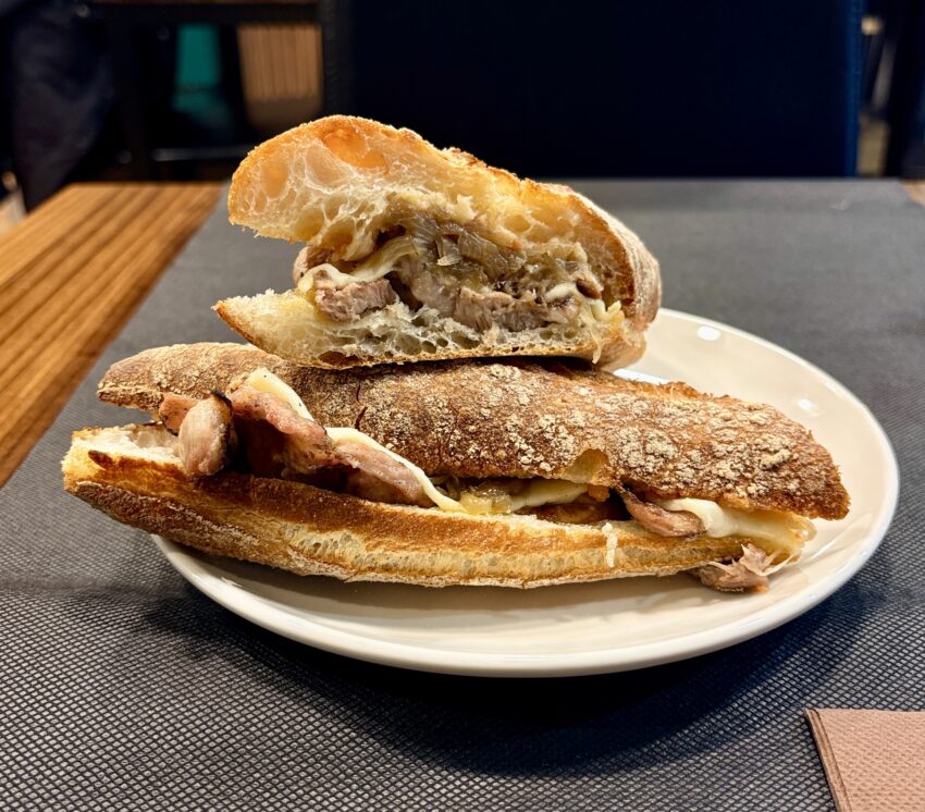 Al nou 180 Restaurant, al carrer Bonaventura Riberaygua, 24 d’Andorra la Vella, els entrepans i els esmorzars són gairebé una religió: amb un sol entrepà pots fer un esmorzar o un dinar com Déu mana. Des de primera hora del matí hi trobaràs un ambient de bar de tota la vida, amb entrepans generosos, producte de qualitat i aquella brasa que fa olor de bon esmorzar de forquilla.​ Els entrepans del 180 els pots encarregar clàssics o fets a la brasa amb carbó vegetal al forn Josper, perquè el pa surti lleugerament torrat i la carn amb aquell punt fumat tan especial. Pots combinar-los amb ceba confitada, formatge fos, bacó, truites, llom, botifarra o altres embotits, creant entrepans únics que no es troben fàcilment a Andorra la Vella.​ Són entrepans pensats perquè amb un sol bocí quedis ben servit: ideals per als qui comencen el dia amb gana, per als que fan una pausa ràpida a mig matí o per als qui volen dinar de pressa però amb menjar casolà i fet al moment. Sigui dret a la barra, assegut tranquil a taula o per emportar-se, els esmorzars i entrepans del 180 són el punt de trobada perfecte per carregar piles al centre d’Andorra la Vella.​