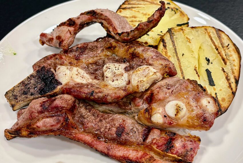 El Restaurant 180 és un local de cuina tradicional catalana situat a l’Avinguda Riberaygua, 24, al cor d’Andorra la Vella. És el punt de trobada ideal per als qui volen gaudir d’esmorzars de forquilla i de cullera abundants, casolans i plens de sabor, així com d’un menú de migdia que recupera la cuina d’origen amb producte fresc i receptes de tota la vida.​ A 180 s’hi poden trobar plats tan típics com capipota, tripes amb cigrons, trinxat de muntanya, mandonguilles amb sípia, cua de bou estofada, peus de porc guisats, escudella barrejada, fideuada amb allioli, cargols a la llauna, bacallà amb samfaina, galtes guisades o carns a la brasa, entre moltes altres propostes de cullera i forquilla. Cada plat es cuina amb cura, respectant la tradició i fent valdre els sabors de la cuina de muntanya, fet que el converteix en un referent per a ciclistes, treballadors, famílies i amants de la bona taula.​ L’ambient del Restaurant 180 és proper i acollidor, amb servei ràpid i amable, pensat perquè el client se senti com a casa des del primer cafè del matí fins al darrer plat del migdia. És un lloc perfecte per començar el dia “esmorzant com un rei”, fer una aturada amb un bon plat de tota la vida o compartir taula amb amics gaudint d’una cuina honesta, generosa i arrelada al territori.