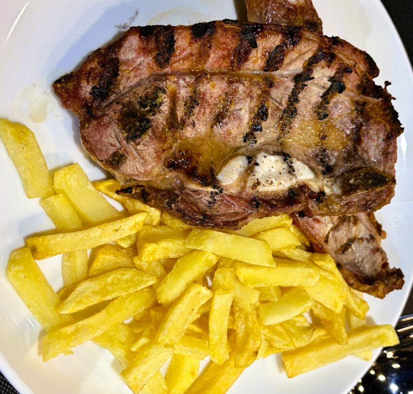 Les carns a la brasa al JOSPER amb autèntic carbó vegetal. El Bacallà a baixa temperatura amb crema de carabassa i espinacs. El trinxat de la Cerdanya. Els peus de porc guisats a la catalana, tendres i plens de sabor.