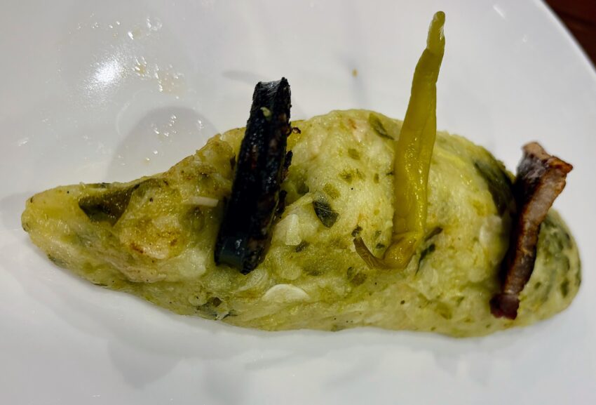 El trinxat de col i patates, conegut popularment com a Trinxat de la Cerdanya, però a Andorra també li diem Trinxat Andorrà, és probablement la recepta més coneguda d’aquesta comarca. És cada cop més un plat molt demanat -i gaudit- durant els mesos d’hivern. Si seguim la recepta tradicional, entre els ingredients no hi figura la botifarra negra. Posats a ser rigorosos, la cansalada tampoc. Això no obstant, nosaltres sí que els incloem perquè donen al trinxat un extra de sabor i textura impressionants.