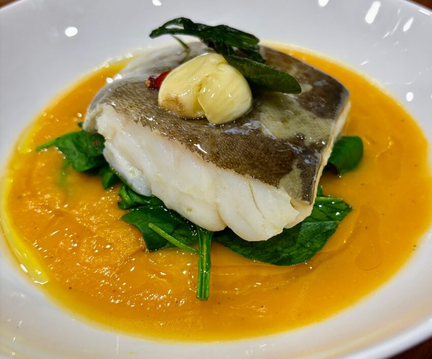 Ara als nostres suggeriments al menú del dia hi trobareu aquest bacallà cuit a baixa temperatura amb crema de carabassa sobre un llit d'espinacs.