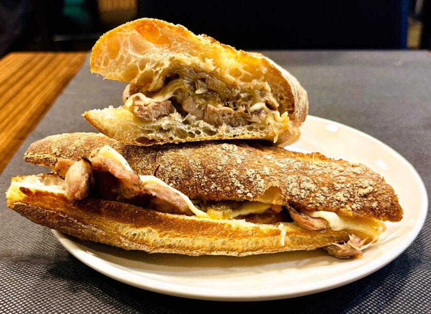 🍳🔥 ESMORZARS AL 180 — QUALITAT I PREU IMBATIBLE 🔥🥪 A l’Avinguda Riberaygua, 24 (Andorra la Vella) comencem el dia com toca: amb sabor, energia i producte de primera. Al Restaurant 180 t’oferim: 🥘 Esmorzars de forquilla potents, casolans i acabats de fer. 🥪 "Sandwiches" únics, elaborats amb ingredients de qualitat i combinacions que enganxen. ☕ Bon cafè, bon ambient i un preu que costa de creure. Si vols esmorzar bé, ràpid i sense complicacions, el 180 és la teva parada obligatòria. Restaurant 180 — On el dia comença amb força i bon gust. #esmorzarsal180 #sandwich #entrapans #bocadillos #brasa