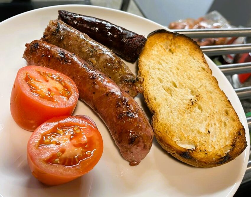 Saps que al centre d’Andorra la Vella pots esmorzar una botifarra a la brasa amb pa de pagès torrat, com les d’abans? Al Restaurant 180, a l’Avinguda Riberaygua, 24. Convertim l’esmorzar en un àpat de veritat: brasa de carbó vegetal al forn Josper, pa ben cruixent