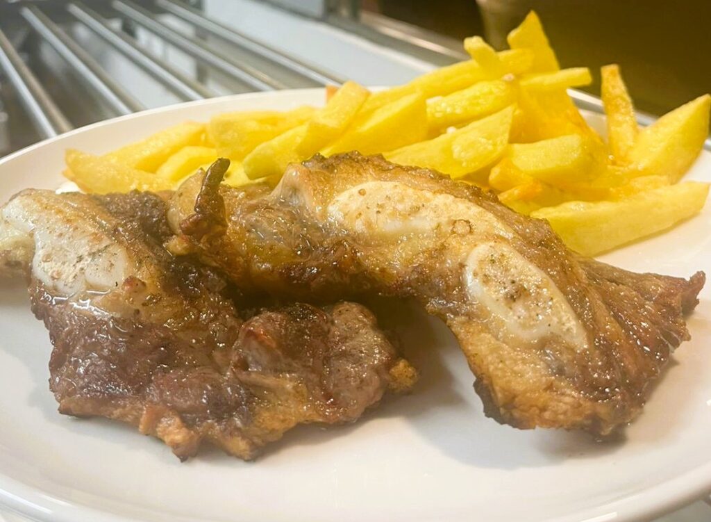 Desayunar bocadillos y carnes a la brasa y comer el mejor menú del dia en el Restaurante 180 en el centro de Andorra la Vella tiene ventajas que lo convierten en tu mejor opción diaria.​ Ubicación perfecta a 3 minutos de Avda. Meritxell Avinguda Riberaygua, 24: en pleno corazón comercial de Andorra la Vella, ideal para empezar el día o hacer una pausa rápida sin perder tiempo. Ambiente acogedor de bar de toda la vida, pero con cocina moderna y brasa propia.​ Desayunos de tenedor abundantes “Esmorzars de forquilla” y cuchara desde primera hora: botifarra, lomo, cap i pota, callos, trinxat… cocinados al momento en brasa de carbón vegetal al horno Josper. Un solo bocadillo te llena como un almuerzo completo: lomo a la brasa, botifarra con pan de payés tostado, cebolla caramelizada, queso… por un precio imbatible. Perfectos para turistas, trabajadores de proximidad o familias que buscan calidad y cantidad.​ Menú del día imbatible, platos de carta a precio de menú Solo 18,50 € por un menú completo de cocina casera catalana: primeros y segundos de cuchara (guisados, estofados, arroces), carnes a la brasa, postre y bebida. Platos del día como cigrons estofats, cap i pota, trinxat de montaña, mandonguilles... siempre con producto fresco y generosas raciones.​ Servicio rápido y cercano Cocina abierta a la vista, servicio amable y eficiente, pensado para que no pierdas tiempo, pero disfrutes cada plato. Opciones para llevar: desayunos o menús completos para llevar al trabajo o a casa.​ Relación calidad-precio única Por menos de lo que cuesta un menú en cualquier otro sitio del centro, tienes comida casera de verdad, hecha al momento con ingredientes de proximidad. El sitio perfecto para desayunar como rey o comer sin complicaciones en Andorra la Vella.