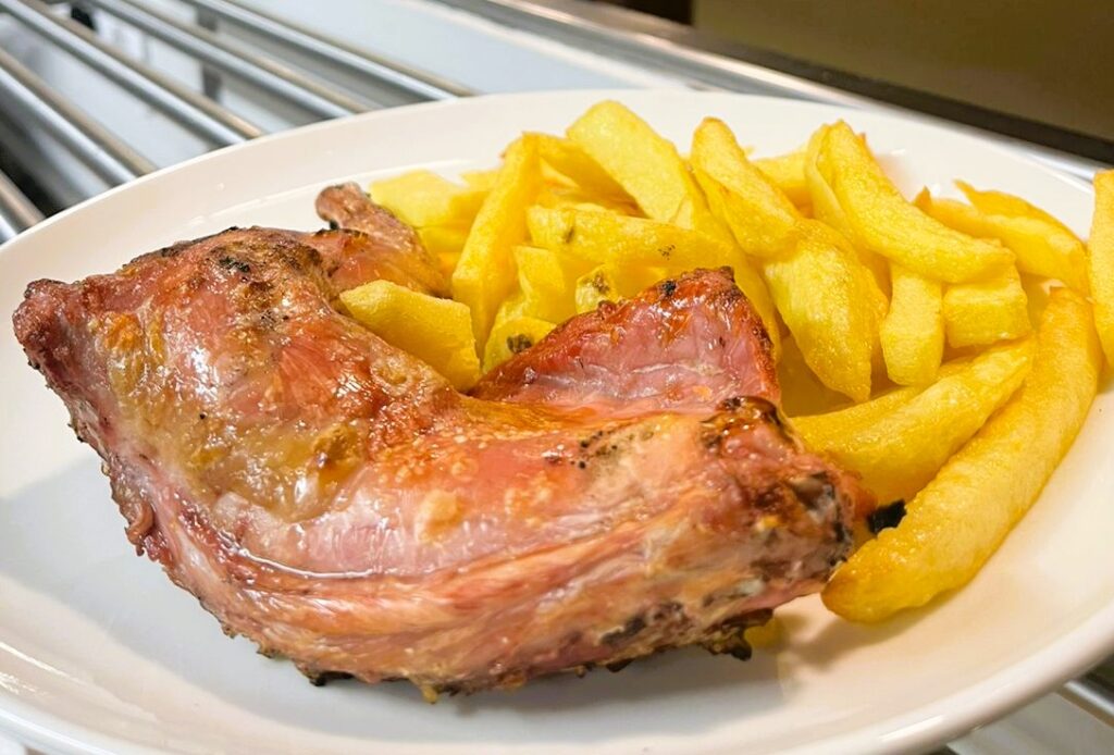 Desayunar bocadillos y carnes a la brasa y comer el mejor menú del dia en el Restaurante 180 en el centro de Andorra la Vella tiene ventajas que lo convierten en tu mejor opción diaria.​ Ubicación perfecta a 3 minutos de Avda. Meritxell Avinguda Riberaygua, 24: en pleno corazón comercial de Andorra la Vella, ideal para empezar el día o hacer una pausa rápida sin perder tiempo. Ambiente acogedor de bar de toda la vida, pero con cocina moderna y brasa propia.​ Desayunos de tenedor abundantes “Esmorzars de forquilla” y cuchara desde primera hora: botifarra, lomo, cap i pota, callos, trinxat… cocinados al momento en brasa de carbón vegetal al horno Josper. Un solo bocadillo te llena como un almuerzo completo: lomo a la brasa, botifarra con pan de payés tostado, cebolla caramelizada, queso… por un precio imbatible. Perfectos para turistas, trabajadores de proximidad o familias que buscan calidad y cantidad.​ Menú del día imbatible, platos de carta a precio de menú Solo 18,50 € por un menú completo de cocina casera catalana: primeros y segundos de cuchara (guisados, estofados, arroces), carnes a la brasa, postre y bebida. Platos del día como cigrons estofats, cap i pota, trinxat de montaña, mandonguilles... siempre con producto fresco y generosas raciones.​ Servicio rápido y cercano Cocina abierta a la vista, servicio amable y eficiente, pensado para que no pierdas tiempo, pero disfrutes cada plato. Opciones para llevar: desayunos o menús completos para llevar al trabajo o a casa.​ Relación calidad-precio única Por menos de lo que cuesta un menú en cualquier otro sitio del centro, tienes comida casera de verdad, hecha al momento con ingredientes de proximidad. El sitio perfecto para desayunar como rey o comer sin complicaciones en Andorra la Vella.