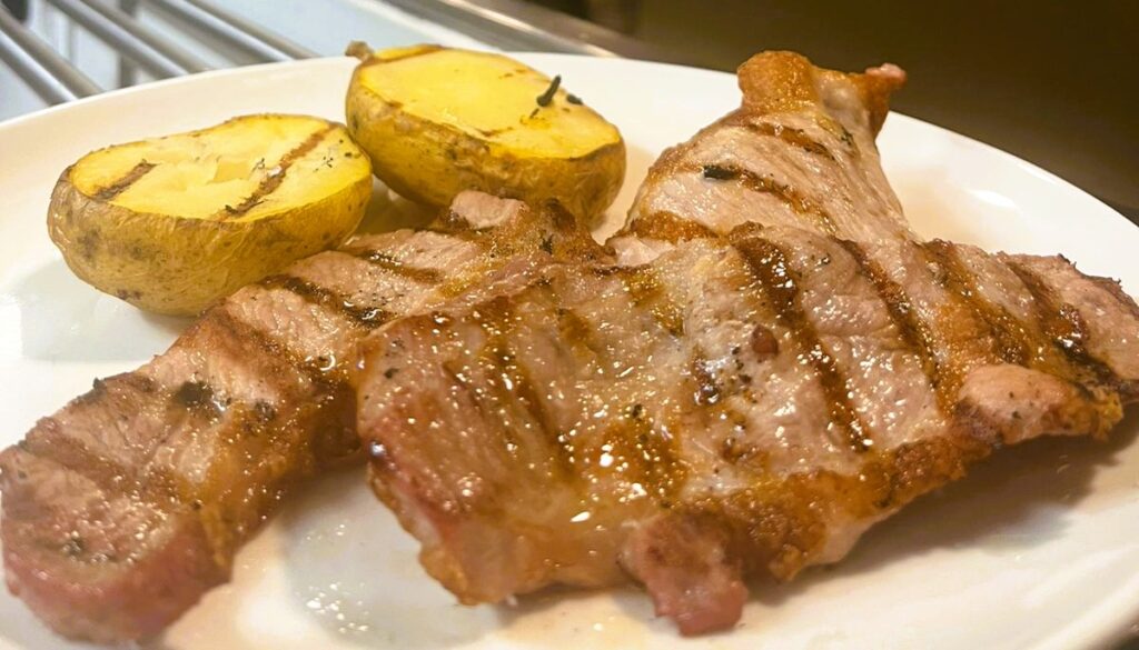 Desayunar bocadillos y carnes a la brasa y comer el mejor menú del dia en el Restaurante 180 en el centro de Andorra la Vella tiene ventajas que lo convierten en tu mejor opción diaria.​ Ubicación perfecta a 3 minutos de Avda. Meritxell Avinguda Riberaygua, 24: en pleno corazón comercial de Andorra la Vella, ideal para empezar el día o hacer una pausa rápida sin perder tiempo. Ambiente acogedor de bar de toda la vida, pero con cocina moderna y brasa propia.​ Desayunos de tenedor abundantes “Esmorzars de forquilla” y cuchara desde primera hora: botifarra, lomo, cap i pota, callos, trinxat… cocinados al momento en brasa de carbón vegetal al horno Josper. Un solo bocadillo te llena como un almuerzo completo: lomo a la brasa, botifarra con pan de payés tostado, cebolla caramelizada, queso… por un precio imbatible. Perfectos para turistas, trabajadores de proximidad o familias que buscan calidad y cantidad.​ Menú del día imbatible, platos de carta a precio de menú Solo 18,50 € por un menú completo de cocina casera catalana: primeros y segundos de cuchara (guisados, estofados, arroces), carnes a la brasa, postre y bebida. Platos del día como cigrons estofats, cap i pota, trinxat de montaña, mandonguilles... siempre con producto fresco y generosas raciones.​ Servicio rápido y cercano Cocina abierta a la vista, servicio amable y eficiente, pensado para que no pierdas tiempo, pero disfrutes cada plato. Opciones para llevar: desayunos o menús completos para llevar al trabajo o a casa.​ Relación calidad-precio única Por menos de lo que cuesta un menú en cualquier otro sitio del centro, tienes comida casera de verdad, hecha al momento con ingredientes de proximidad. El sitio perfecto para desayunar como rey o comer sin complicaciones en Andorra la Vella.