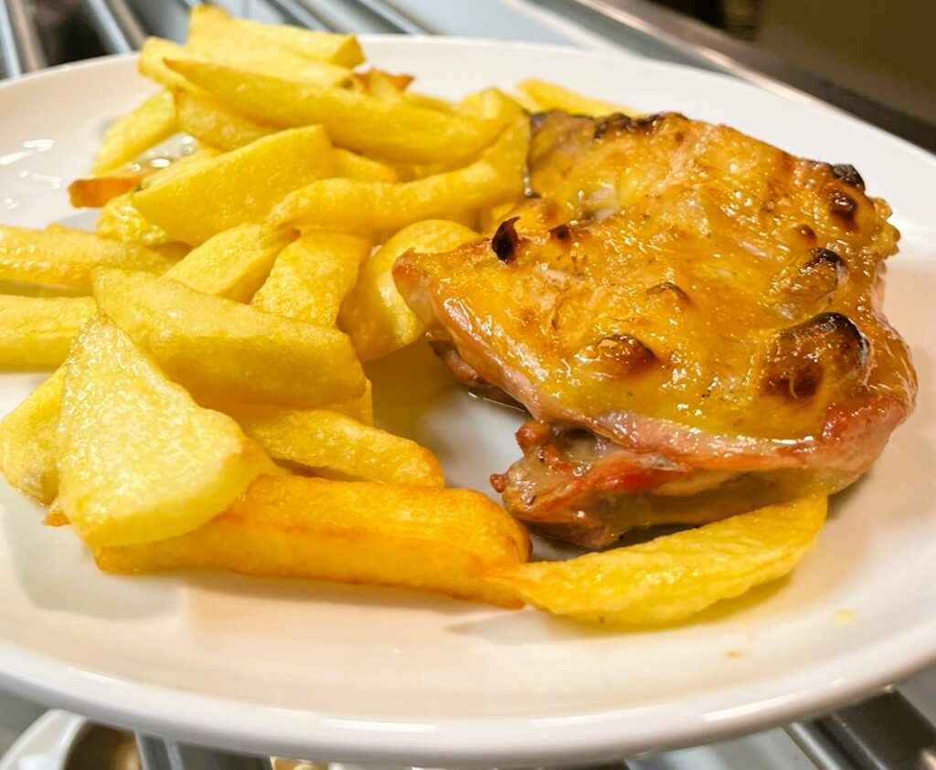 Desayunar bocadillos y carnes a la brasa y comer el mejor menú del dia en el Restaurante 180 en el centro de Andorra la Vella tiene ventajas que lo convierten en tu mejor opción diaria.​ Ubicación perfecta a 3 minutos de Avda. Meritxell Avinguda Riberaygua, 24: en pleno corazón comercial de Andorra la Vella, ideal para empezar el día o hacer una pausa rápida sin perder tiempo. Ambiente acogedor de bar de toda la vida, pero con cocina moderna y brasa propia.​ Desayunos de tenedor abundantes “Esmorzars de forquilla” y cuchara desde primera hora: botifarra, lomo, cap i pota, callos, trinxat… cocinados al momento en brasa de carbón vegetal al horno Josper. Un solo bocadillo te llena como un almuerzo completo: lomo a la brasa, botifarra con pan de payés tostado, cebolla caramelizada, queso… por un precio imbatible. Perfectos para turistas, trabajadores de proximidad o familias que buscan calidad y cantidad.​ Menú del día imbatible, platos de carta a precio de menú Solo 18,50 € por un menú completo de cocina casera catalana: primeros y segundos de cuchara (guisados, estofados, arroces), carnes a la brasa, postre y bebida. Platos del día como cigrons estofats, cap i pota, trinxat de montaña, mandonguilles... siempre con producto fresco y generosas raciones.​ Servicio rápido y cercano Cocina abierta a la vista, servicio amable y eficiente, pensado para que no pierdas tiempo, pero disfrutes cada plato. Opciones para llevar: desayunos o menús completos para llevar al trabajo o a casa.​ Relación calidad-precio única Por menos de lo que cuesta un menú en cualquier otro sitio del centro, tienes comida casera de verdad, hecha al momento con ingredientes de proximidad. El sitio perfecto para desayunar como rey o comer sin complicaciones en Andorra la Vella.