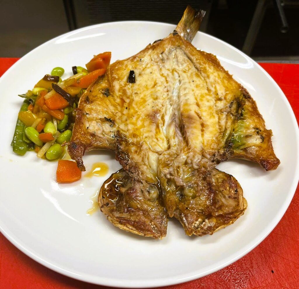 Desayunar bocadillos y carnes a la brasa y comer el mejor menú del dia en el Restaurante 180 en el centro de Andorra la Vella tiene ventajas que lo convierten en tu mejor opción diaria.​ Ubicación perfecta a 3 minutos de Avda. Meritxell Avinguda Riberaygua, 24: en pleno corazón comercial de Andorra la Vella, ideal para empezar el día o hacer una pausa rápida sin perder tiempo. Ambiente acogedor de bar de toda la vida, pero con cocina moderna y brasa propia.​ Desayunos de tenedor abundantes “Esmorzars de forquilla” y cuchara desde primera hora: botifarra, lomo, cap i pota, callos, trinxat… cocinados al momento en brasa de carbón vegetal al horno Josper. Un solo bocadillo te llena como un almuerzo completo: lomo a la brasa, botifarra con pan de payés tostado, cebolla caramelizada, queso… por un precio imbatible. Perfectos para turistas, trabajadores de proximidad o familias que buscan calidad y cantidad.​ Menú del día imbatible, platos de carta a precio de menú Solo 18,50 € por un menú completo de cocina casera catalana: primeros y segundos de cuchara (guisados, estofados, arroces), carnes a la brasa, postre y bebida. Platos del día como cigrons estofats, cap i pota, trinxat de montaña, mandonguilles... siempre con producto fresco y generosas raciones.​ Servicio rápido y cercano Cocina abierta a la vista, servicio amable y eficiente, pensado para que no pierdas tiempo, pero disfrutes cada plato. Opciones para llevar: desayunos o menús completos para llevar al trabajo o a casa.​ Relación calidad-precio única Por menos de lo que cuesta un menú en cualquier otro sitio del centro, tienes comida casera de verdad, hecha al momento con ingredientes de proximidad. El sitio perfecto para desayunar como rey o comer sin complicaciones en Andorra la Vella.