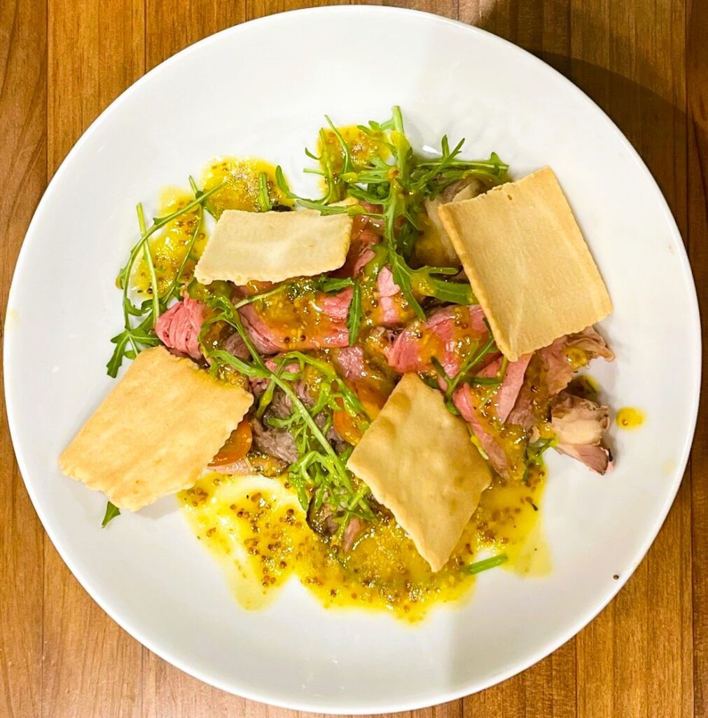 Desayunar bocadillos y carnes a la brasa y comer el mejor menú del dia en el Restaurante 180 en el centro de Andorra la Vella tiene ventajas que lo convierten en tu mejor opción diaria.​ Ubicación perfecta a 3 minutos de Avda. Meritxell Avinguda Riberaygua, 24: en pleno corazón comercial de Andorra la Vella, ideal para empezar el día o hacer una pausa rápida sin perder tiempo. Ambiente acogedor de bar de toda la vida, pero con cocina moderna y brasa propia.​ Desayunos de tenedor abundantes “Esmorzars de forquilla” y cuchara desde primera hora: botifarra, lomo, cap i pota, callos, trinxat… cocinados al momento en brasa de carbón vegetal al horno Josper. Un solo bocadillo te llena como un almuerzo completo: lomo a la brasa, botifarra con pan de payés tostado, cebolla caramelizada, queso… por un precio imbatible. Perfectos para turistas, trabajadores de proximidad o familias que buscan calidad y cantidad.​ Menú del día imbatible, platos de carta a precio de menú Solo 18,50 € por un menú completo de cocina casera catalana: primeros y segundos de cuchara (guisados, estofados, arroces), carnes a la brasa, postre y bebida. Platos del día como cigrons estofats, cap i pota, trinxat de montaña, mandonguilles... siempre con producto fresco y generosas raciones.​ Servicio rápido y cercano Cocina abierta a la vista, servicio amable y eficiente, pensado para que no pierdas tiempo, pero disfrutes cada plato. Opciones para llevar: desayunos o menús completos para llevar al trabajo o a casa.​ Relación calidad-precio única Por menos de lo que cuesta un menú en cualquier otro sitio del centro, tienes comida casera de verdad, hecha al momento con ingredientes de proximidad. El sitio perfecto para desayunar como rey o comer sin complicaciones en Andorra la Vella.