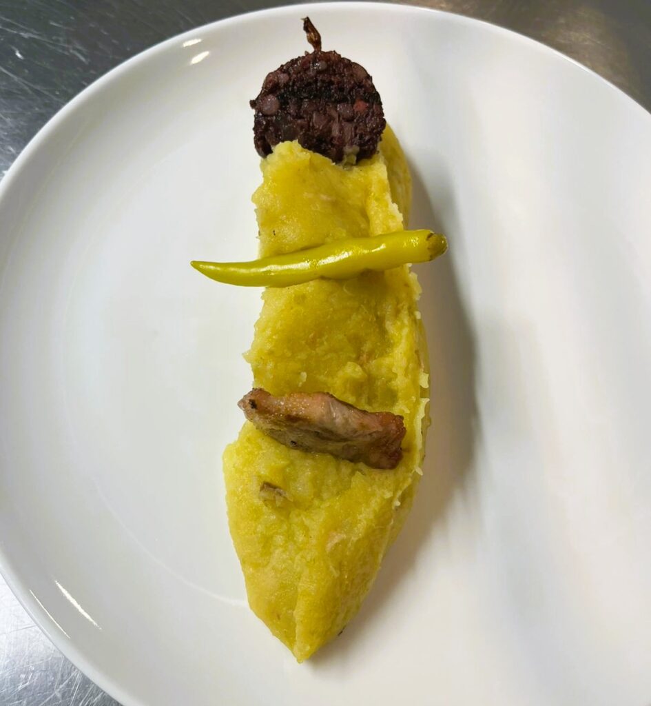 Desayunar bocadillos y carnes a la brasa y comer el mejor menú del dia en el Restaurante 180 en el centro de Andorra la Vella tiene ventajas que lo convierten en tu mejor opción diaria.​ Ubicación perfecta a 3 minutos de Avda. Meritxell Avinguda Riberaygua, 24: en pleno corazón comercial de Andorra la Vella, ideal para empezar el día o hacer una pausa rápida sin perder tiempo. Ambiente acogedor de bar de toda la vida, pero con cocina moderna y brasa propia.​ Desayunos de tenedor abundantes “Esmorzars de forquilla” y cuchara desde primera hora: botifarra, lomo, cap i pota, callos, trinxat… cocinados al momento en brasa de carbón vegetal al horno Josper. Un solo bocadillo te llena como un almuerzo completo: lomo a la brasa, botifarra con pan de payés tostado, cebolla caramelizada, queso… por un precio imbatible. Perfectos para turistas, trabajadores de proximidad o familias que buscan calidad y cantidad.​ Menú del día imbatible, platos de carta a precio de menú Solo 18,50 € por un menú completo de cocina casera catalana: primeros y segundos de cuchara (guisados, estofados, arroces), carnes a la brasa, postre y bebida. Platos del día como cigrons estofats, cap i pota, trinxat de montaña, mandonguilles... siempre con producto fresco y generosas raciones.​ Servicio rápido y cercano Cocina abierta a la vista, servicio amable y eficiente, pensado para que no pierdas tiempo, pero disfrutes cada plato. Opciones para llevar: desayunos o menús completos para llevar al trabajo o a casa.​ Relación calidad-precio única Por menos de lo que cuesta un menú en cualquier otro sitio del centro, tienes comida casera de verdad, hecha al momento con ingredientes de proximidad. El sitio perfecto para desayunar como rey o comer sin complicaciones en Andorra la Vella.