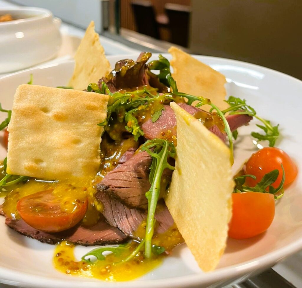 Desayunar bocadillos y carnes a la brasa y comer el mejor menú del dia en el Restaurante 180 en el centro de Andorra la Vella tiene ventajas que lo convierten en tu mejor opción diaria.​ Ubicación perfecta a 3 minutos de Avda. Meritxell Avinguda Riberaygua, 24: en pleno corazón comercial de Andorra la Vella, ideal para empezar el día o hacer una pausa rápida sin perder tiempo. Ambiente acogedor de bar de toda la vida, pero con cocina moderna y brasa propia.​ Desayunos de tenedor abundantes “Esmorzars de forquilla” y cuchara desde primera hora: botifarra, lomo, cap i pota, callos, trinxat… cocinados al momento en brasa de carbón vegetal al horno Josper. Un solo bocadillo te llena como un almuerzo completo: lomo a la brasa, botifarra con pan de payés tostado, cebolla caramelizada, queso… por un precio imbatible. Perfectos para turistas, trabajadores de proximidad o familias que buscan calidad y cantidad.​ Menú del día imbatible, platos de carta a precio de menú Solo 18,50 € por un menú completo de cocina casera catalana: primeros y segundos de cuchara (guisados, estofados, arroces), carnes a la brasa, postre y bebida. Platos del día como cigrons estofats, cap i pota, trinxat de montaña, mandonguilles... siempre con producto fresco y generosas raciones.​ Servicio rápido y cercano Cocina abierta a la vista, servicio amable y eficiente, pensado para que no pierdas tiempo, pero disfrutes cada plato. Opciones para llevar: desayunos o menús completos para llevar al trabajo o a casa.​ Relación calidad-precio única Por menos de lo que cuesta un menú en cualquier otro sitio del centro, tienes comida casera de verdad, hecha al momento con ingredientes de proximidad. El sitio perfecto para desayunar como rey o comer sin complicaciones en Andorra la Vella.