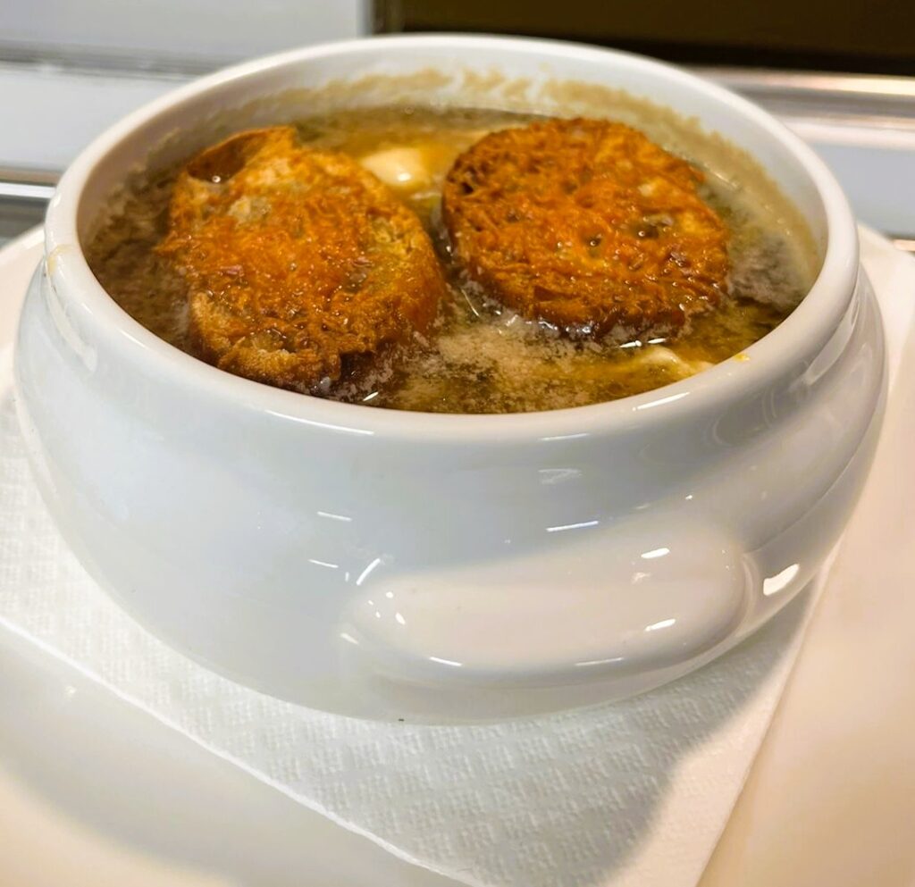 Desayunar bocadillos y carnes a la brasa y comer el mejor menú del dia en el Restaurante 180 en el centro de Andorra la Vella tiene ventajas que lo convierten en tu mejor opción diaria.​ Ubicación perfecta a 3 minutos de Avda. Meritxell Avinguda Riberaygua, 24: en pleno corazón comercial de Andorra la Vella, ideal para empezar el día o hacer una pausa rápida sin perder tiempo. Ambiente acogedor de bar de toda la vida, pero con cocina moderna y brasa propia.​ Desayunos de tenedor abundantes “Esmorzars de forquilla” y cuchara desde primera hora: botifarra, lomo, cap i pota, callos, trinxat… cocinados al momento en brasa de carbón vegetal al horno Josper. Un solo bocadillo te llena como un almuerzo completo: lomo a la brasa, botifarra con pan de payés tostado, cebolla caramelizada, queso… por un precio imbatible. Perfectos para turistas, trabajadores de proximidad o familias que buscan calidad y cantidad.​ Menú del día imbatible, platos de carta a precio de menú Solo 18,50 € por un menú completo de cocina casera catalana: primeros y segundos de cuchara (guisados, estofados, arroces), carnes a la brasa, postre y bebida. Platos del día como cigrons estofats, cap i pota, trinxat de montaña, mandonguilles... siempre con producto fresco y generosas raciones.​ Servicio rápido y cercano Cocina abierta a la vista, servicio amable y eficiente, pensado para que no pierdas tiempo, pero disfrutes cada plato. Opciones para llevar: desayunos o menús completos para llevar al trabajo o a casa.​ Relación calidad-precio única Por menos de lo que cuesta un menú en cualquier otro sitio del centro, tienes comida casera de verdad, hecha al momento con ingredientes de proximidad. El sitio perfecto para desayunar como rey o comer sin complicaciones en Andorra la Vella.