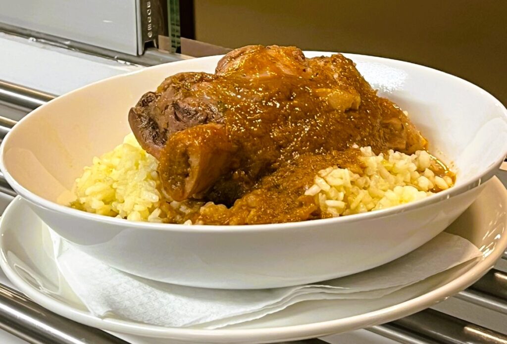 Desayunar bocadillos y carnes a la brasa y comer el mejor menú del dia en el Restaurante 180 en el centro de Andorra la Vella tiene ventajas que lo convierten en tu mejor opción diaria.​ Ubicación perfecta a 3 minutos de Avda. Meritxell Avinguda Riberaygua, 24: en pleno corazón comercial de Andorra la Vella, ideal para empezar el día o hacer una pausa rápida sin perder tiempo. Ambiente acogedor de bar de toda la vida, pero con cocina moderna y brasa propia.​ Desayunos de tenedor abundantes “Esmorzars de forquilla” y cuchara desde primera hora: botifarra, lomo, cap i pota, callos, trinxat… cocinados al momento en brasa de carbón vegetal al horno Josper. Un solo bocadillo te llena como un almuerzo completo: lomo a la brasa, botifarra con pan de payés tostado, cebolla caramelizada, queso… por un precio imbatible. Perfectos para turistas, trabajadores de proximidad o familias que buscan calidad y cantidad.​ Menú del día imbatible, platos de carta a precio de menú Solo 18,50 € por un menú completo de cocina casera catalana: primeros y segundos de cuchara (guisados, estofados, arroces), carnes a la brasa, postre y bebida. Platos del día como cigrons estofats, cap i pota, trinxat de montaña, mandonguilles... siempre con producto fresco y generosas raciones.​ Servicio rápido y cercano Cocina abierta a la vista, servicio amable y eficiente, pensado para que no pierdas tiempo, pero disfrutes cada plato. Opciones para llevar: desayunos o menús completos para llevar al trabajo o a casa.​ Relación calidad-precio única Por menos de lo que cuesta un menú en cualquier otro sitio del centro, tienes comida casera de verdad, hecha al momento con ingredientes de proximidad. El sitio perfecto para desayunar como rey o comer sin complicaciones en Andorra la Vella.