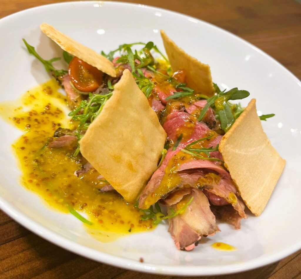 Desayunar bocadillos y carnes a la brasa y comer el mejor menú del dia en el Restaurante 180 en el centro de Andorra la Vella tiene ventajas que lo convierten en tu mejor opción diaria.​ Ubicación perfecta a 3 minutos de Avda. Meritxell Avinguda Riberaygua, 24: en pleno corazón comercial de Andorra la Vella, ideal para empezar el día o hacer una pausa rápida sin perder tiempo. Ambiente acogedor de bar de toda la vida, pero con cocina moderna y brasa propia.​ Desayunos de tenedor abundantes “Esmorzars de forquilla” y cuchara desde primera hora: botifarra, lomo, cap i pota, callos, trinxat… cocinados al momento en brasa de carbón vegetal al horno Josper. Un solo bocadillo te llena como un almuerzo completo: lomo a la brasa, botifarra con pan de payés tostado, cebolla caramelizada, queso… por un precio imbatible. Perfectos para turistas, trabajadores de proximidad o familias que buscan calidad y cantidad.​ Menú del día imbatible, platos de carta a precio de menú Solo 18,50 € por un menú completo de cocina casera catalana: primeros y segundos de cuchara (guisados, estofados, arroces), carnes a la brasa, postre y bebida. Platos del día como cigrons estofats, cap i pota, trinxat de montaña, mandonguilles... siempre con producto fresco y generosas raciones.​ Servicio rápido y cercano Cocina abierta a la vista, servicio amable y eficiente, pensado para que no pierdas tiempo, pero disfrutes cada plato. Opciones para llevar: desayunos o menús completos para llevar al trabajo o a casa.​ Relación calidad-precio única Por menos de lo que cuesta un menú en cualquier otro sitio del centro, tienes comida casera de verdad, hecha al momento con ingredientes de proximidad. El sitio perfecto para desayunar como rey o comer sin complicaciones en Andorra la Vella.