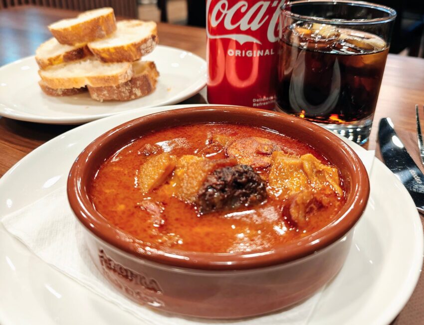 Els esmorzars de forquilla i de cullera del Restaurant 180 són una aposta decidida per la cuina casolana des de primera hora del dia a Andorra la Vella. A partir de les 7 del matí oferim guisats calents, plats de tota la vida que reconforten i et preparen per a la jornada. Les carns a la brasa, fetes amb calma, són una opció ideal per a qui vol començar el dia amb un esmorzar fort i saborós. També hi trobaràs torrades ben generoses, amb embotits i formatges seleccionats, perfectes per a un esmorzar més clàssic però igualment complet. Els nostres entrepans es preparen al moment, amb pa cruixent i ingredients de qualitat, perquè cada mossegada tingui gust de “fet a casa”. Tot plegat, en un ambient proper i tranquil, pensat tant per a treballadors que comencen d’hora com per a qui vol esmorzar amb calma i bona companyia. Els esmorzars de forquilla i cullera del Restaurant 180 volen ser un referent a Andorra la Vella per menjar bé, abundant i a bon preu des de primera hora del matí.