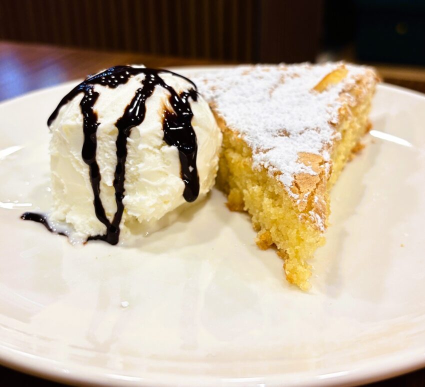 🍰✨ Al 180 Restaurant, el nostre Pastís de Santiago casolà és molt més que unes postres: és història viva de Galícia. Originari de Santiago de Compostel·la, aquest pastís té arrels que es remunten al segle XVI, quan era conegut com a torta real. Elaborat amb ametlla, sucre i ous, és un dolç noble que antigament només gaudien les classes altes. Amb el temps, la recepta va evolucionar i al segle XIX ja apareix documentada com a “tarta de almendra”. Però el seu símbol més icònic —la Creu de Santiago empolvorada amb sucre glaçat— no va arribar fins al 1924, gràcies a la Casa Mora, que va convertir aquest detall en un emblema reconegut arreu. Des del 2006, el Pastís de Santiago compta amb Indicació Geogràfica Protegida (IGP), i avui és un símbol d’hospitalitat per als pelegrins del Camí de Santiago i un clàssic imprescindible de la gastronomia gallega. Al 180 Restaurant el fem casolà, amb respecte absolut per la tradició i amb el sabor autèntic que enamora a cada mossegada. Vine a tastar-lo… i deixa’t portar per segles d’història dolça. #180Restaurant #PastísDeSantiago #PostresCasolanes #GastronomiaAndorra #CuinaAmbHistòria