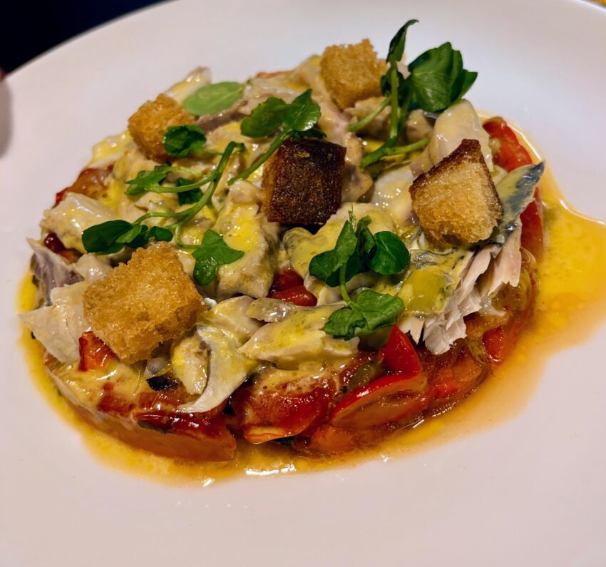 Al Restaurant 180 t’esperem amb un menú del dia complet més econòmic per només 18,50 € i sí, amb cafè inclòs. Possiblement el millor menú del dia d'Andorra la Vella. Entre els nostres plats estrella hi trobaràs l’escalivada feta a la brasa amb tonyina, un clàssic que enamora per la seva senzillesa i sabor, i la nostra albergínia xinesa farcida, tendra, aromàtica i plena de personalitat. Som al centre d’Andorra, al 📍 Carrer Bonaventura Riberaygua, 24 – AD500 Andorra la Vella I recorda que també fem esmorzars de forquilla i entrepans fantàstics per començar el dia amb energia i bon gust. Vine a descobrir-nos! #Restaurant180 #menudeldia #Escalivada #Alberginia #EsmorzarsdeForquilla https://180bycalroka.com/ https://www.instagram.com/180rest/