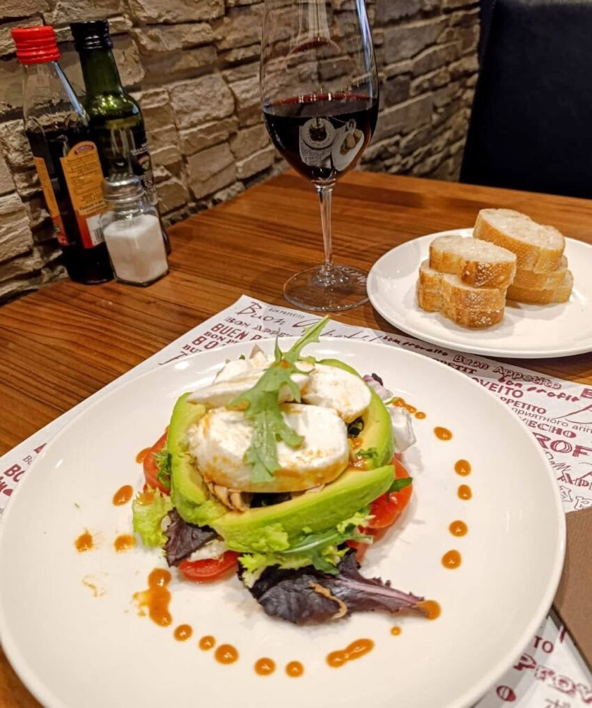 🍽️✨ Al Restaurant 180 cuinem cada dia amb passió, producte fresc i receptes que respecten el sabor autèntic. Si ens visites, podràs gaudir de totes les nostres especialitats: carns a la brasa, plats casolans, tapes amb identitat pròpia i elaboracions que canvien segons el millor producte del mercat. 🔥 I, per descomptat, un dels nostres plats més estimats: el nostre arròs de llamàntol blau fresc, disponible caldós o sec, sempre fet per encàrrec perquè arribi a taula en el seu punt perfecte. 🥗 Cada migdia t’esperem amb un menú del dia magnífic, complet, saborós i pensat perquè mengis bé i variat sense renunciar a la qualitat. I només a 18,50 € diuen els entesos que és el millor menú del dia d’Andorra la Vella, plats de carta a preu de menú del dia. Vine al Restaurant 180 i descobreix per què cada dia som la parada preferida de tants clients. #Restaurant180 #CuinaCasolana #ArròsDeLlamàntol #MenúDelDiaAndorra #AndorraLaVella