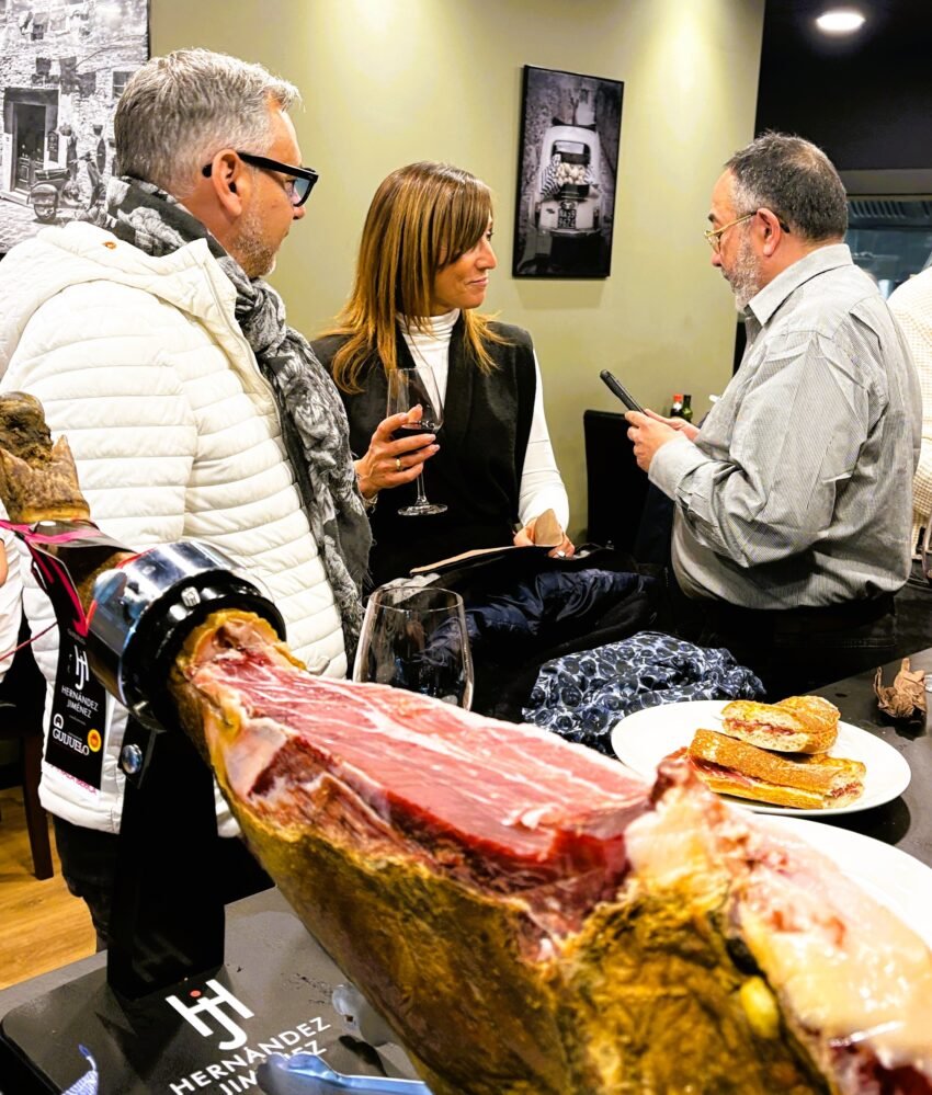 🍖✨ Al Restaurant 180 ja tenim el pernil ibèric de gla… tallat a mà! Un producte d’autèntic luxe, servit com toca: amb precisió, cura i tot el respecte que mereix una peça d’aquesta qualitat. Cada tall és fi, aromàtic i ple de matisos, ideal per començar l’àpat, per compartir o simplement per gaudir-lo sense presses. Si ets amant del bon pernil, aquesta és la teva parada obligada. Vine al Restaurant 180 i deixa’t seduir pel sabor més autèntic. #Restaurant180 #pernillbèric #TallatAMà #ProductePremium #AndorraLaVella