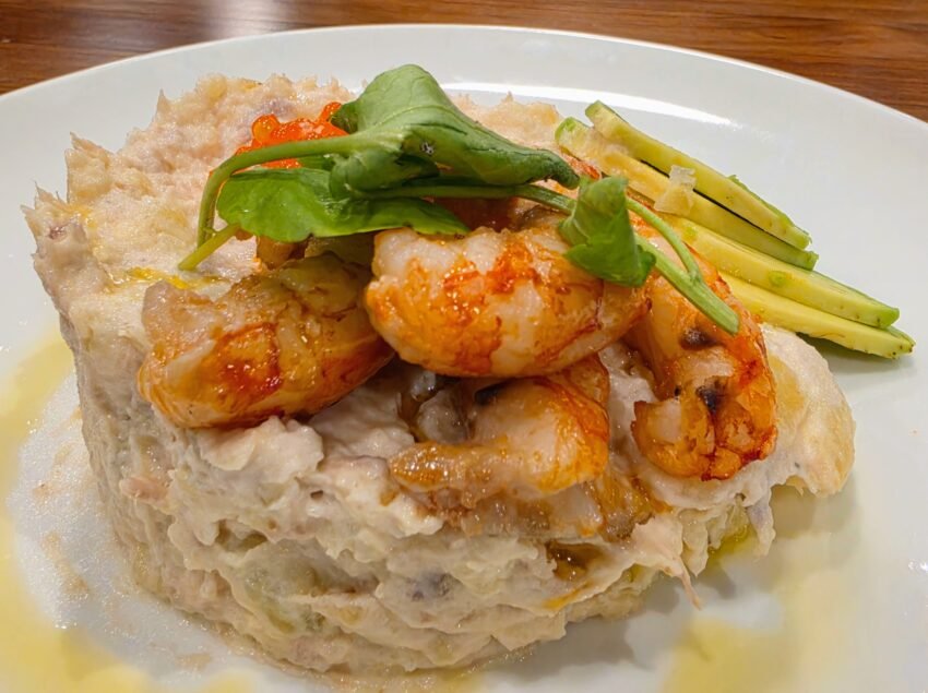 Avui al Restaurant 180 tenim una proposta deliciosa que no us podeu perdre! Comencem amb l'ensaladilla del xef, feta al punt, cremosa i saborosa, coronada amb gamba saltada i passada per la brasa del JOSPER, que li dona aquell toc fumat tan especial que tant agrada als nostres clients. I això és només l’inici del festí d’avui: – Arròs del dia, melós i ple de sabor. – Tapes casolanes per compartir i gaudir sense presses. – I per acabar, els nostres clàssics irresistibles: pastís de formatge i pastís de Santiago, dues postres que reflecteixen el millor de la cuina d’Andorra i que sempre deixen un record dolç. Gràcies per acompanyar-nos cada dia i fer del 180 un lloc especial. Us hi esperem amb la millor energia i ganes de servir-vos com us mereixeu. #Restaurant180 #CuinaAndorrana #TapesCasolanes #MenúDiari #PostresCasolans
