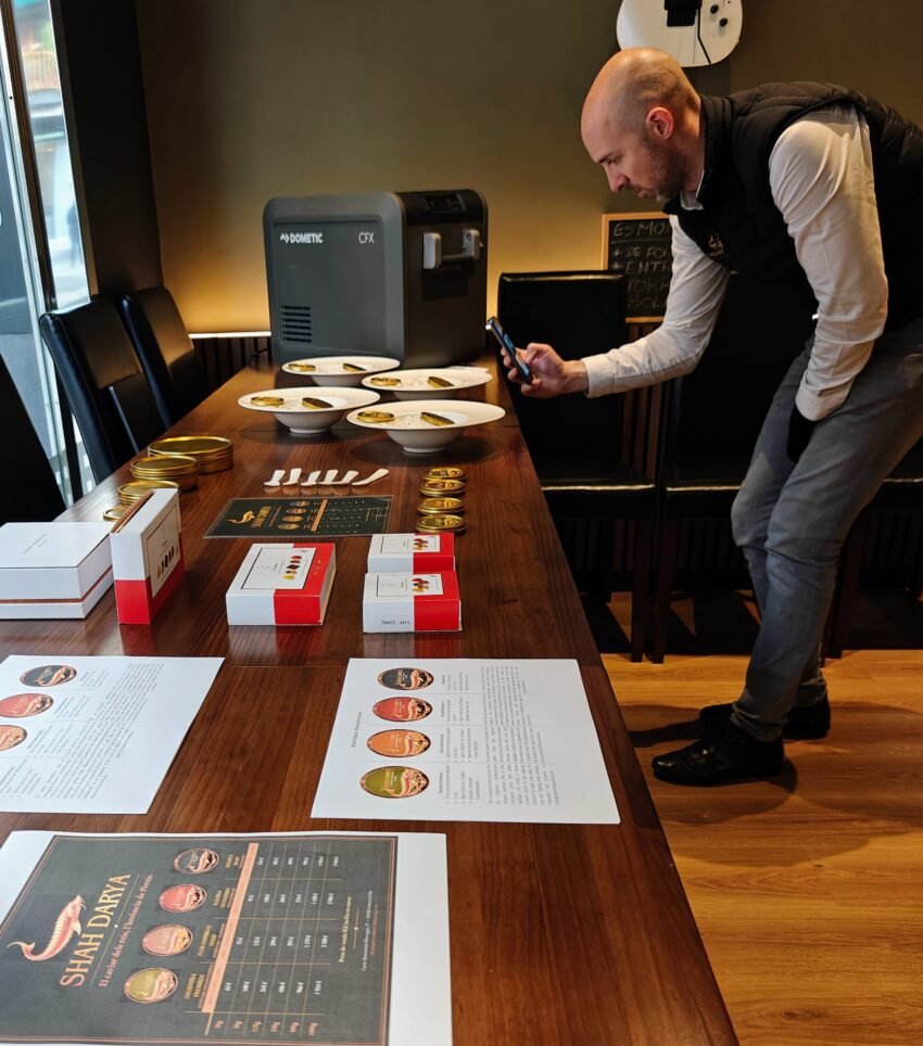 Presentació al Restaurant 180 a Andorra la Vella del 🖤 Caviar Shah Daria: El caviar Shah Daria és una selecció prèmium creada per la marca Shah Prestige, que escull només quatre caviars excepcionals després de tastos rigorosos i comparatius. Cada varietat seleccionada ha de tenir identitat pròpia, un color de gra distint, i un perfil aromàtic reconeixible, evitant referències massa semblants entre elles. shahprestige... ✨ Què el fa especial? * Selecció ultraexigent: De set caviars tastats (Baerii, Oscietra, Imperial, Kaluga i dos Beluga), només quatre entren a la gamma Shah Daria. shahprestige... * Degustació tradicional: Es tasta directament sobre la pell per revelar tots els aromes, sense blinis ni acompanyaments. shahprestige... * Identitat pròpia de cada varietat:• Baerii: elegant i accessible. * Oscietra: dos perfils diferents, complexos i gastronòmics. * Imperial: lluminós, amb reflexos daurats. * Kaluga: profund, marí, persistent. * Beluga: el cim de la gamma. 👑 El moment clau: la Beluga iraniana. El tast de la Beluga de l’Iran va ser determinant: complexitat, profunditat i persistència molt superiors a la Beluga xinesa, fins al punt que la decisió d’incloure’l va ser immediata i unànime. És més rar i pot variar lleugerament segons la producció, però aquesta variabilitat forma part del seu caràcter excepcional. www.shahprestige.com 🌍 Origen i filosofia Shah Daria s’inspira en la tradició del caviar del Mar Caspi, especialment l’iranià, considerat històricament un dels millors del món per la qualitat de les aigües i les espècies d’esturió que hi viuen. ─── 🧭 En síntesi El caviar Shah Daria és una gamma curada amb criteri gastronòmic, que combina: * selecció estricta, * identitat organolèptica clara, * i un protagonisme especial de la Beluga iranià, considerat la joia de la col·lecció.