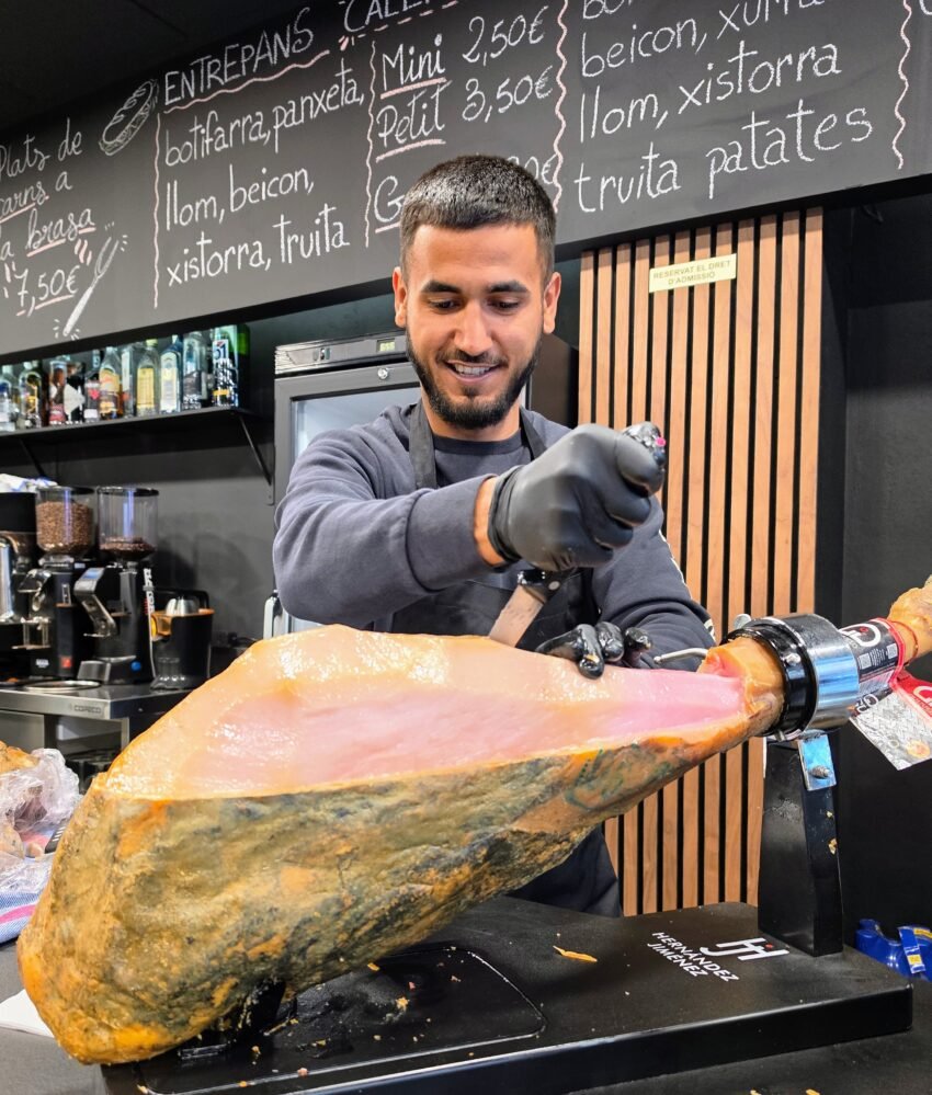 ✨🍷 Tardes especials al centre comercial d’Andorra la Vella al Restaurant 180 — Carrer Bonaventura Riberaygua, 24 (Andorra la Vella) 🍷✨ A partir de les 17:00 h, el Restaurant 180 es converteix en l’espai ideal per a presentacions de productes, degustacions gourmet, tardeos i esdeveniments privats amb encant propi. A la nostra sala privada, podeu organitzar: * Presentacions d’una nova emprenedoria * Presentacions de llibres * Degustacions de caviar o productes gourmet (És l’activitat de l’altre dia) * Esdeveniments corporatius o trobades exclusives * Còctels privats amb ambient tranquil i cuidat I per fer-ho encara més especial… Gaudiu del nostre pernil ibèric de gla, tallat al moment pel nostre tallador de pernil professional Paulo, amb peces seleccionades i servides habitualment per en Pere de @nectarvi, garantia absoluta de qualitat i sabor. Un espai únic al centre d’Andorra la Vella per crear moments memorables, amb el segell del Restaurant 180: producte, proximitat i experiències que deixen empremta. Reserva la teva tarda especial amb nosaltres. T’esperem per fer del teu esdeveniment… una ocasió perfecta, única i exclusiva. #Restaurant180 #AndorraLaVella #Tardeo180 #GourmetAndorra #Experiències180