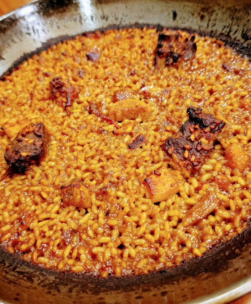 🍚✨ ARRÒS D’ÀNEC I CEPS · RESTAURANT 180 · ANDORRA LA VELLA Avui al Restaurant 180 hem gaudit d’un dels nostres plats més estimats: un arròs d’ànec i ceps fet amb paciència, producte fresc i tot el sabor de la cuina de proximitat. Un plat que resumeix la nostra filosofia: cuina casolana, autèntica i amb personalitat. L’arròs és una de les grans especialitats del 180, juntament amb: Carns a la brasa, tendres i plenes d’aroma Peix fresc al forn, cuinat amb delicadesa Canelons casolans, un clàssic que mai falla Cuina de proximitat, amb productes d’Andorra i elaboracions tradicionals