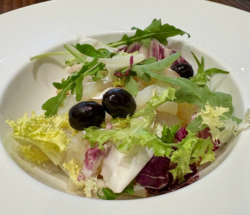 🍽️✨ RESTAURANT 180 · EL MENÚ DEL DIA QUE JA ÉS UN REFERENT A ANDORRA LA VELLA Al Restaurant 180, al carrer Bonaventura Riberaygua, 24, cada migdia és una oportunitat per gaudir d’un menú del dia que ja s’ha convertit en un dels més ben valorats del centre d’Andorra la Vella. Per només 18,50 € (vi inclòs), oferim una cuina casolana feta amb dedicació, producte fresc i especialitats que enamoren: Els nostres canelons casolans, un clàssic que sempre triomfa El peix fresc al forn, cuinat amb suavitat i sabor El bacallà a baixa temperatura, una de les receptes més estimades Plats de cuina de muntanya que mantenen viva la tradició Un menú pensat per a qui vol menjar bé, ràpid i a bon preu, amb la garantia d’una cuina que es fa com a casa. 🌙 NOVETAT: A PARTIR DE DIVENDRES VINENT… TAMBÉ OBRIM PER SOPAR! Si ets dels que prefereixen gaudir del Restaurant 180 al vespre, tenim una gran notícia: A partir de divendres vinent obrirem també per sopar, perquè puguis viure la nostra gastronomia en un ambient tranquil, acollidor i al cor d’Andorra la Vella.
