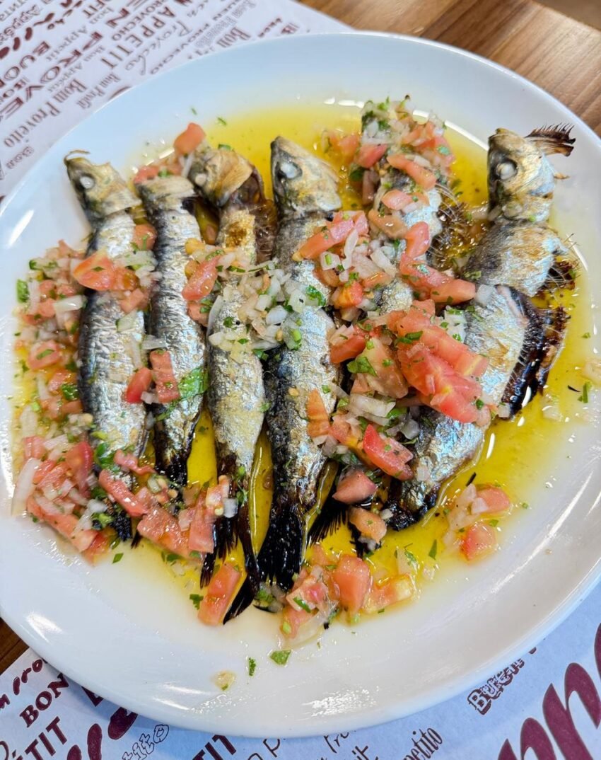EL MILLOR MENÚ DEL DIA D'ANDORRA LA VELLA 🔥 Només 18,50 € amb cafè inclòs. I avui l'estrella són elles: les nostres magnífiques sardines fetes a la brasa. Cruixents per fora, tendres per dins, amb tot el gust del foc del noste forn JOSPER.  Sardines de què et fan llepar els dits i repetir pa. Això no és un menú, és un luxe assequible. T'esperem al Restaurant 180. Aconsellem reservar. 📍 Andorra la Vella #Restaurant180 #MenuDelDiaAndorra #AndorraLaVella #SardinesALaBrasa #MenúDelDía #AndorraFood