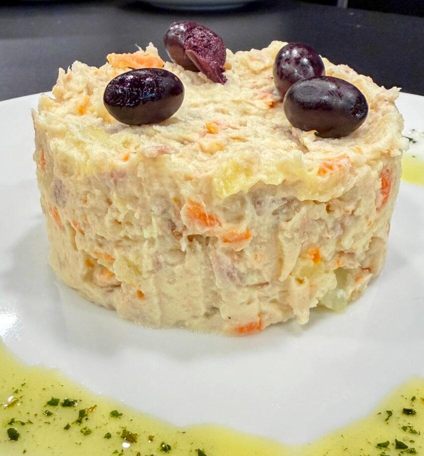 🥗🔥 Restaurant 180 — L’ensaladilla que sempre fa parlar Al Restaurant 180 tenim un clàssic que no falla mai: la nostra ensaladilla, feta cada dia amb producte fresc, textura cremosa i aquell punt de sabor que la fa inconfusible. És una recepta tradicional, però amb l’estil del 180: equilibrada, suau, generosa i perfecta per començar qualsevol àpat. Un imprescindible que molts clients ja demanen sense ni mirar la carta. #Restaurant180 #Ensaladilla180 #CuinaTradicional #AndorraLaVella