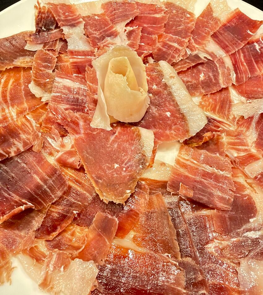 L’excel·lència comença amb un gran producte. ✨🥩 Al Restaurant 180, et convidem a descobrir un dels grans tresors de la nostra gastronomia: el pernil ibèric de gla tallat a mà. Seleccionat amb cura i tallat al moment pels nostres professionals, cada tall revela tota la seva aroma, textura sedosa i aquell sabor intens i equilibrat que només ofereixen els porcs ibèrics alimentats amb glans durant la "muntanera". Un producte únic que mereix ser degustat sense presses, acompanyat d’una bona copa de vi i de la millor companyia. Perquè els petits detalls són els que transformen un àpat en una experiència inoblidable. Vine a gaudir d’una autèntica joia gastronòmica al Restaurant 180, on la qualitat i la passió per la bona cuina són presents en cada plat. 📍 T’esperem per compartir moments plens de sabor. 🥂 Reserva la teva taula i deixa’t seduir per la tradició i l’excel·lència. #Restaurant180 #PernilIbericDeGla #TallatAMa #Gastronomia #Andorra #FoodLovers #ProductePremium #CuinaMediterrania #ExperienciaGastronomica #BonGust