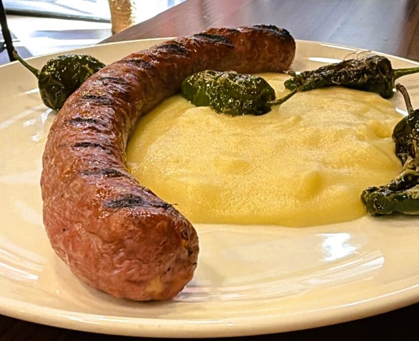 🔥 LA BOTIFARRA A LA BRASA QUE FA OLOR DE TRADICIÓ I SABOR! 🔥 Al Restaurant 180, la brasa no és només una manera de cuinar, és tota una filosofia. Per això treballem amb el prestigiós forn Josper, considerat una de les millors brases del món per aconseguir carns sucoses, tendres i amb aquell gust inconfusible que només el foc autèntic pot aportar. La nostra botifarra a la brasa és un dels plats que mai falla. Cuita lentament al Josper, conserva tota la seva suculència i desenvolupa un sabor intens que enamora els amants de la bona cuina. I si ets un apassionat de la brasa, al 180º també trobaràs: 🥩 Carns madurades seleccionades. 🍗 Pollastre a la brasa amb tot el seu sabor. 🥩 Xurrasco tendre i ple de caràcter. 🐷 Peu de porc a la brasa cruixent per fora i melós per dins. Vine a descobrir per què la cuina al Josper marca la diferència i converteix cada àpat en una experiència única per als sentits. 📍 Restaurant 180º 🔥 La passió per la brasa, a cada plat. #Restaurant180 #BrasaJosper #BotifarraALaBrasa #CarnsALaBrasa #GastronomiaAndorra