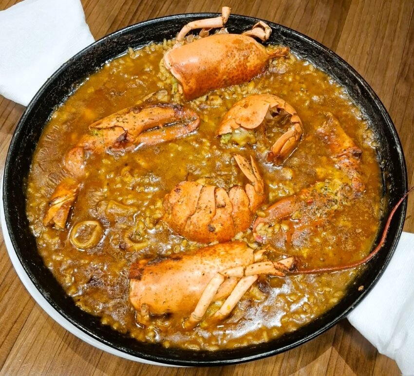 No és un arròs. És un espectacle. 🦞 El nostre ARRÒS CALDÓS DE LLAMÀNTOL BLAU Melós, potent, fet amb fumet de debò i acabat a la brasa. D'aquells que necessiten pa per no deixar res al plat. Com el fem? Només per encàrrec. Així el fem com cal, sense presses i amb el millor producte. Vols fer-la grossa aquesta setmana? Escriu-nos o truca'ns i te'l reservem. 📍 180 Restaurant - Andorra la Vella 📲 Reserves Telèfon. #180restaurant #arroscaldos #llamantolblau #arrosambllamantol #andorralavella #onmenjarandorra #esmorzarsdeforquilla #foodandorra